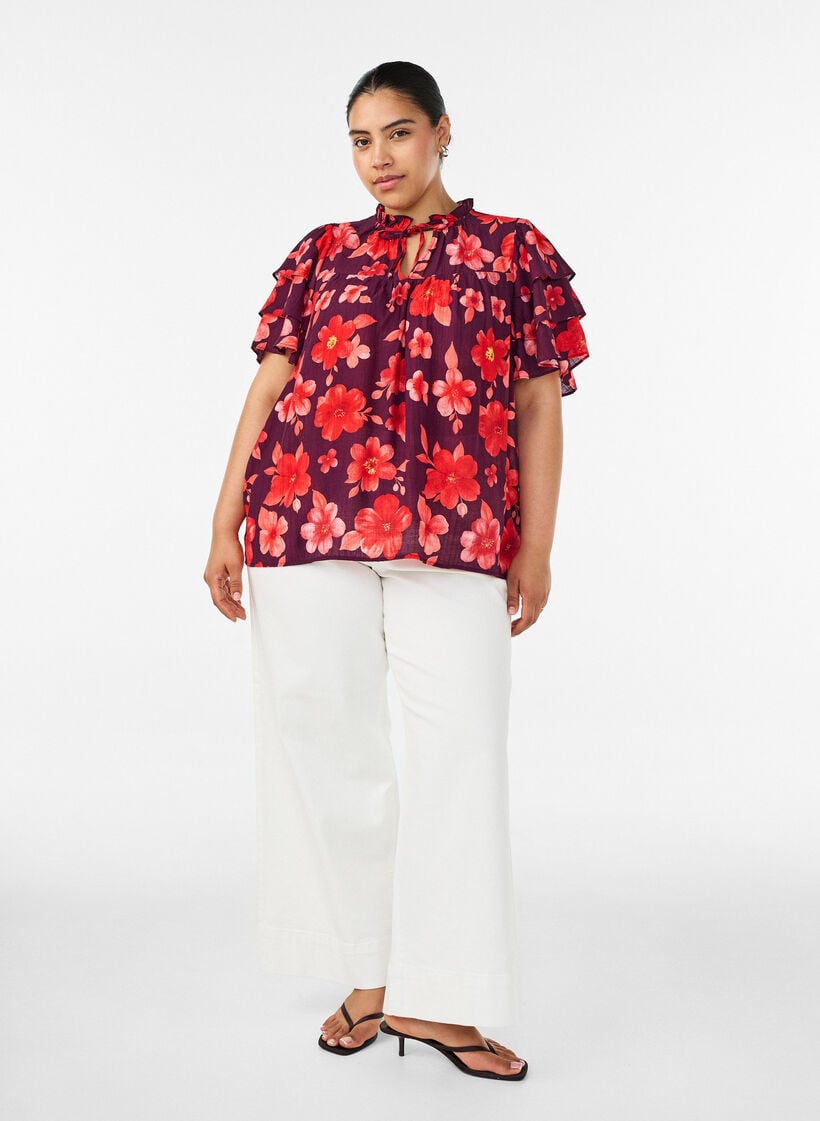 Blomstret viskosebluse med fl&aelig;se&aelig;rmer, Lilla, Model image number 1