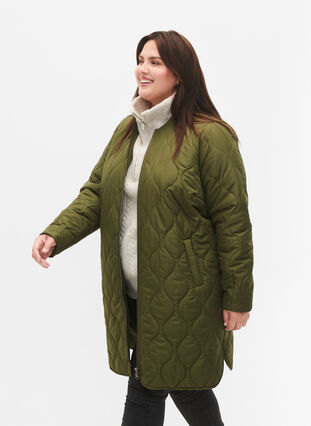 Lang quiltet jakke med lommer og lynlås, Winter Moss, Model image number 2