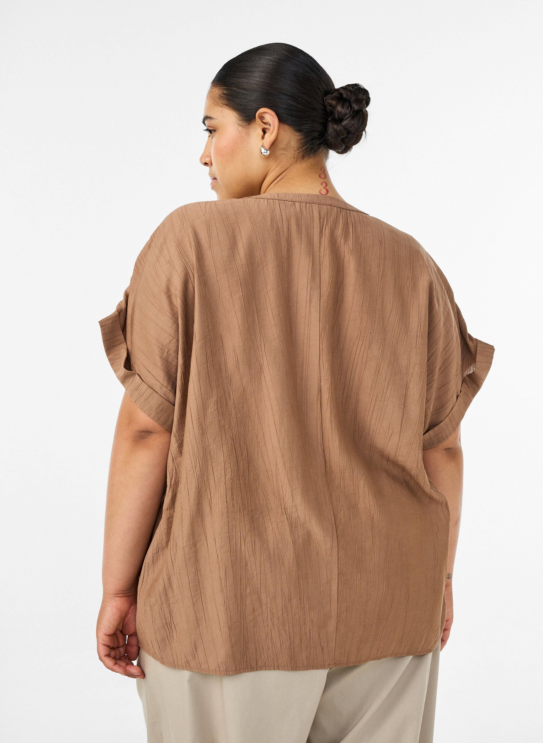 ZizziViskosebluse med knapper og struktur, Brun, Model image number 2