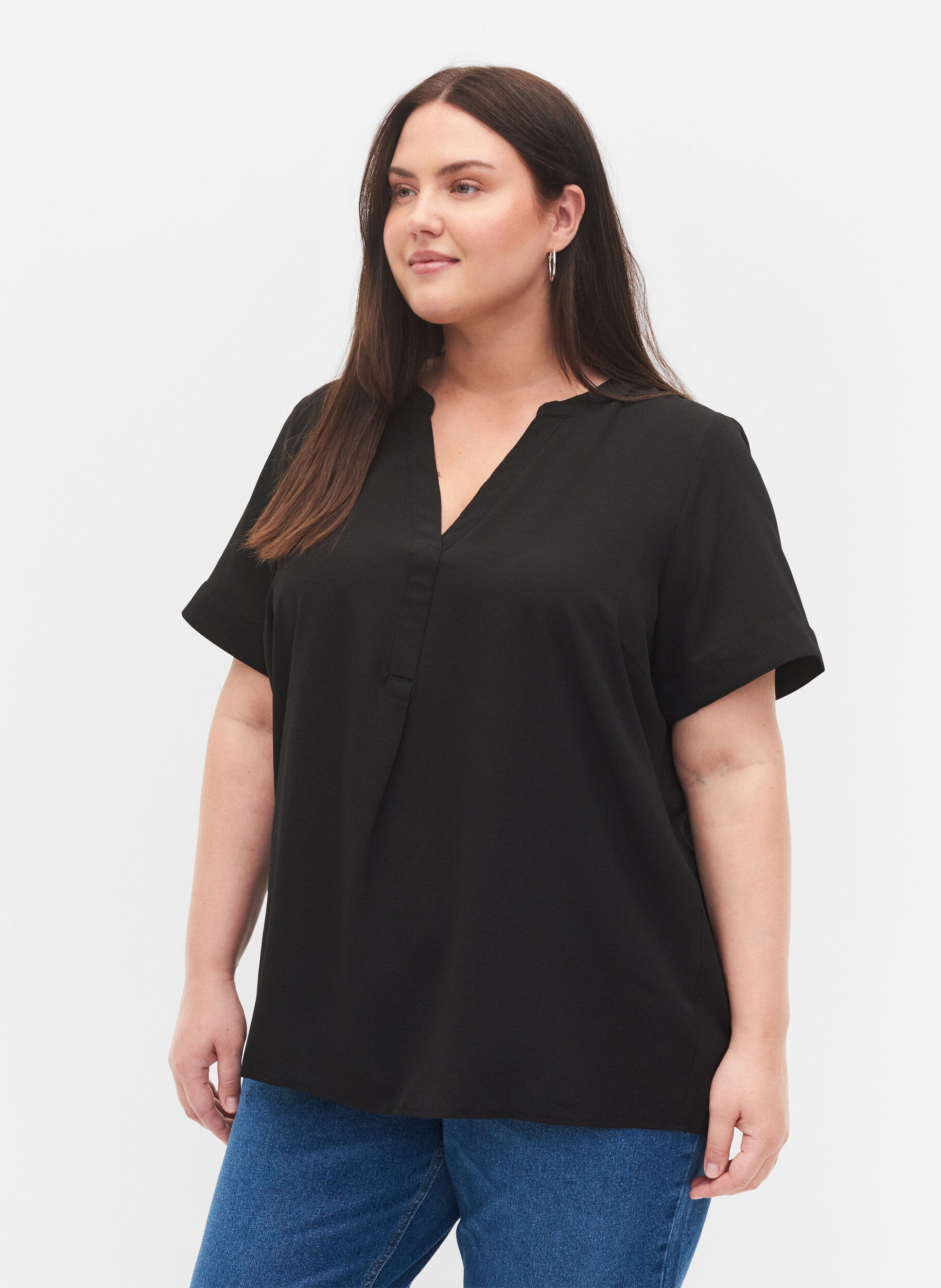 Zizzi Kort&aelig;rmet bluse med v-udsk&aelig;ring, Sort, Model image number 0