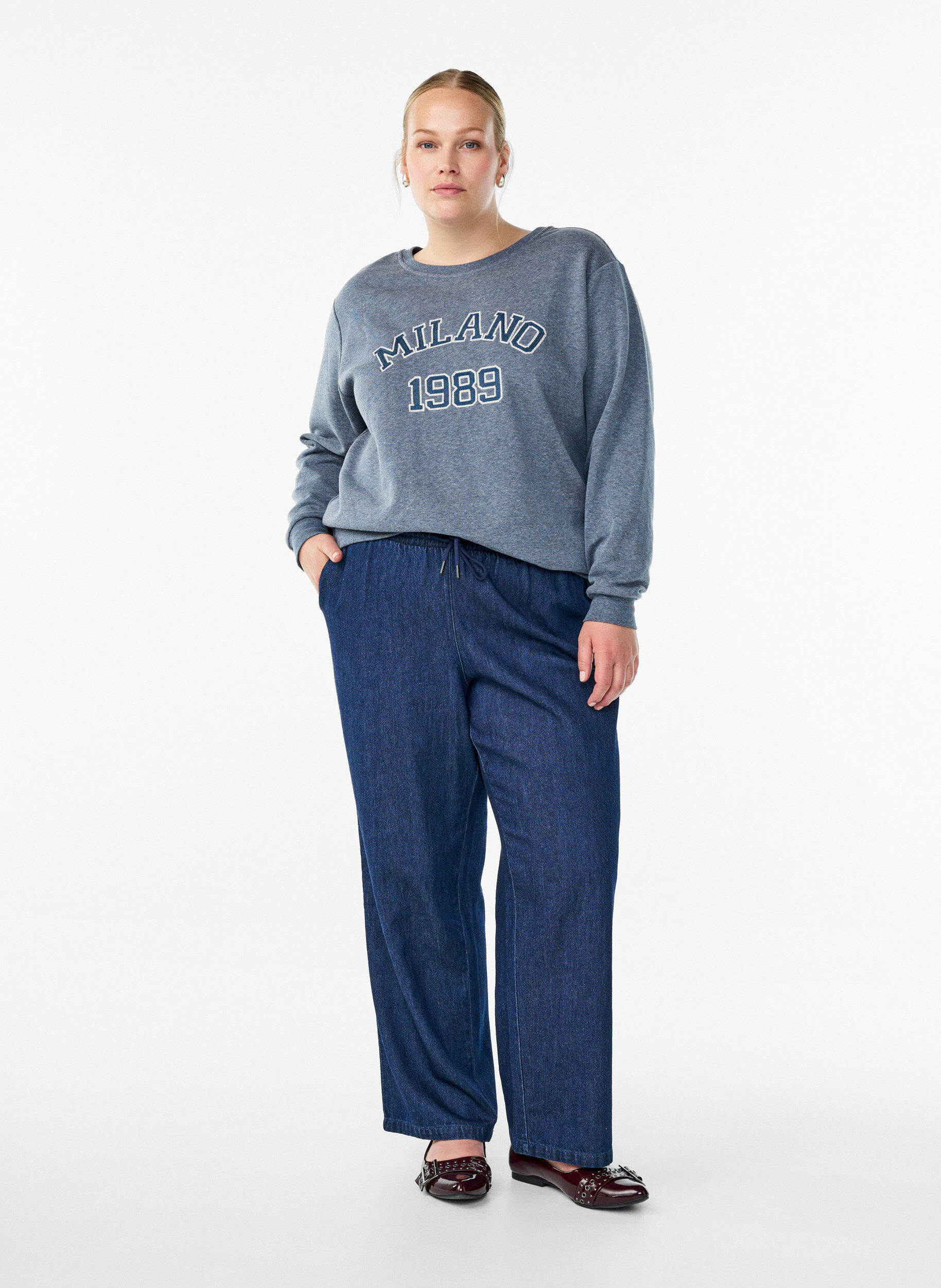 Zizzi Sweatshirt med broderet Milano-motiv, Gr&aring;, Model image number 1