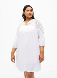 Kjole i bomuldsmix med hør og crochetdetalje, Bright White, Model