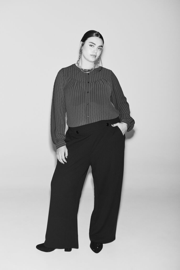 Skjorte med broderidetaljer, , Model