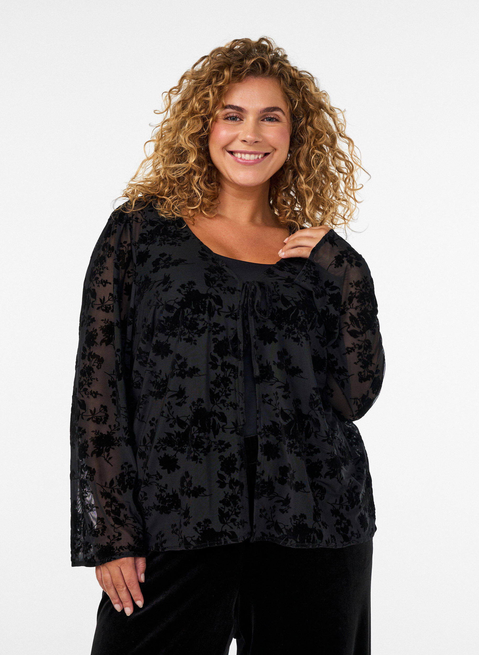 ZizziMeshbluse med blomsterm&oslash;nster og &aring;ben front, Sort, Model image number 0
