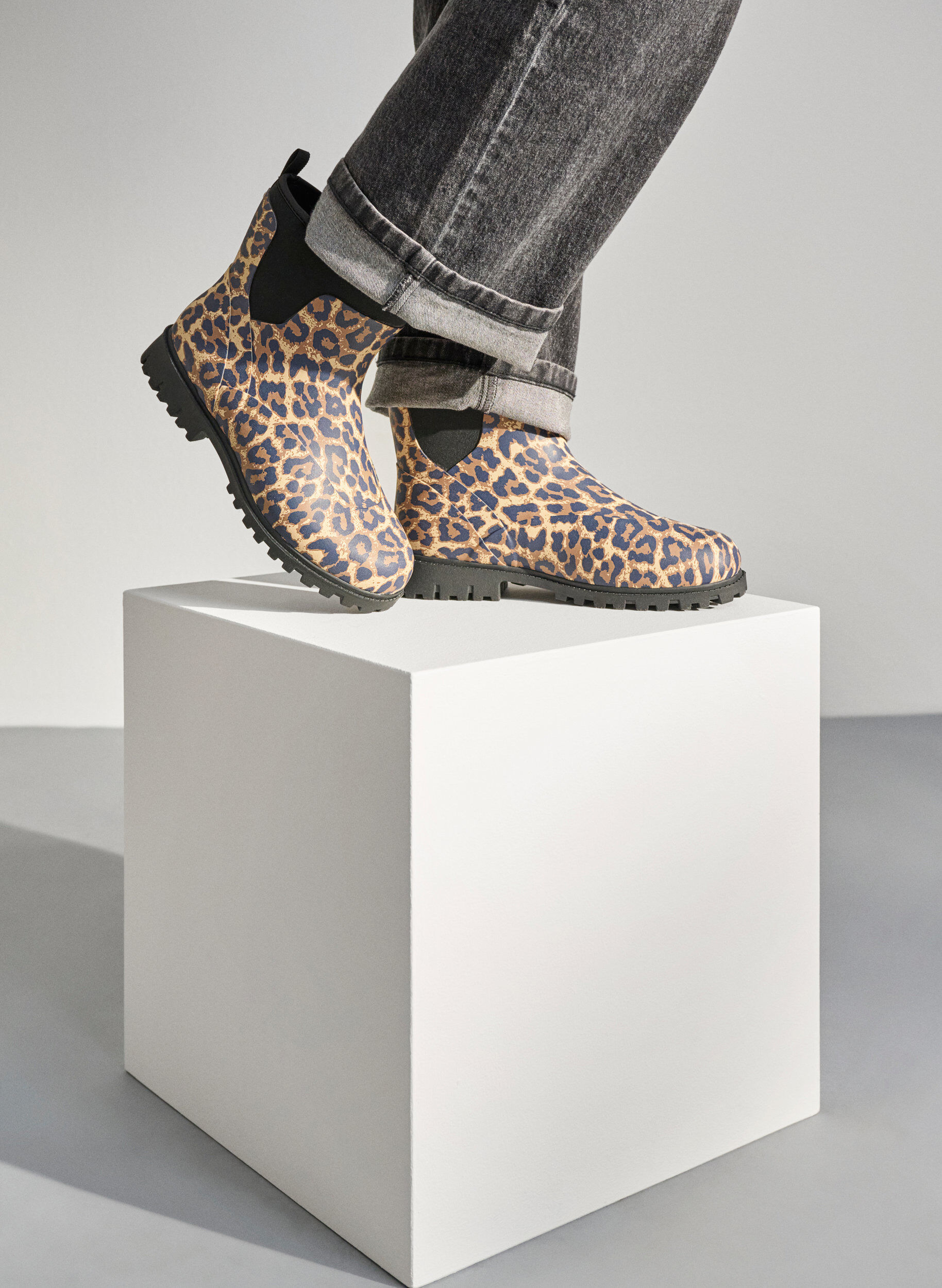 Zizzi Wide fit - Kort gummist&oslash;vle med elastisk neopren skaft, Leopard AOP, Image image number 0