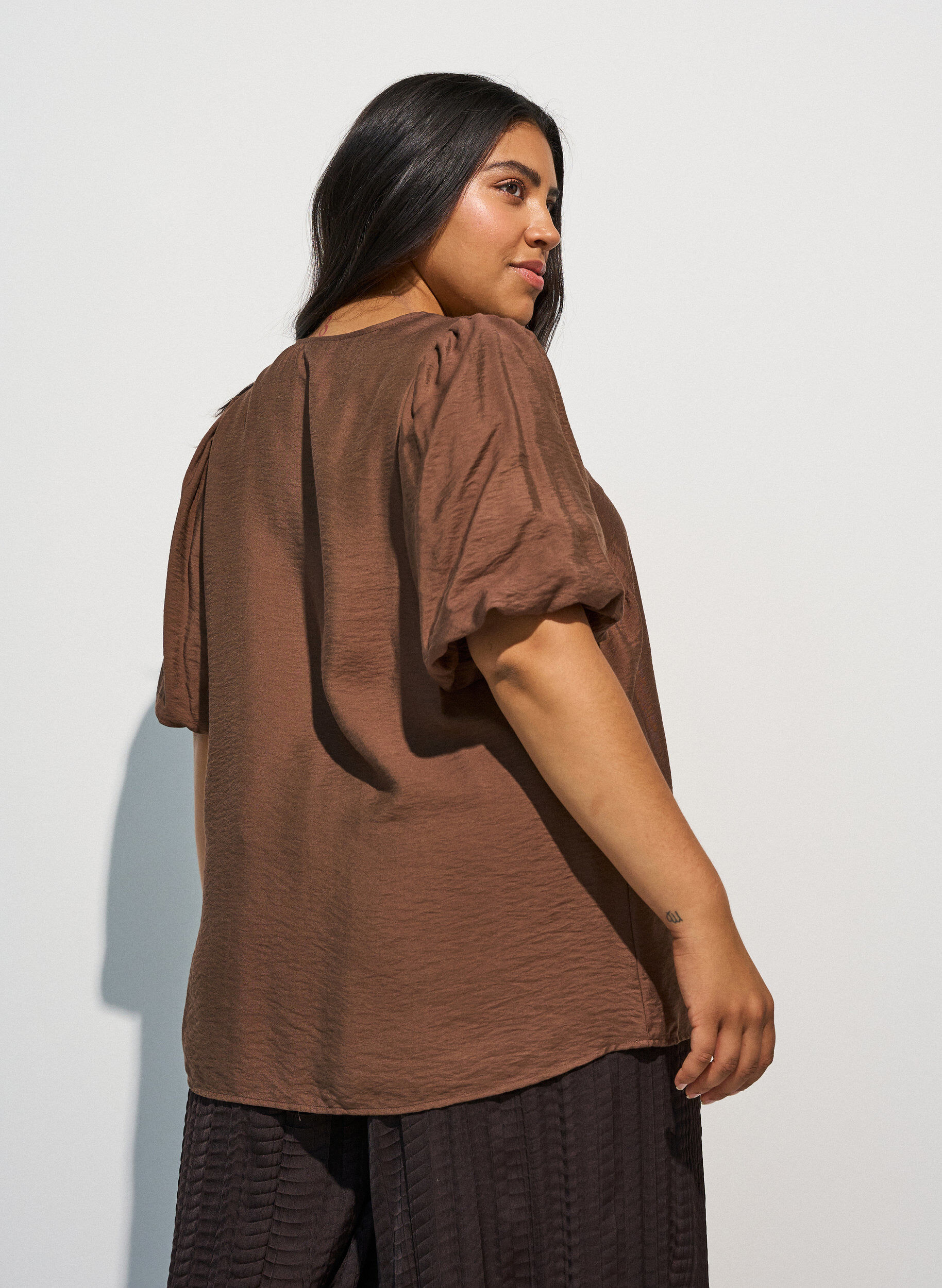 ZizziBluse med ballon&aelig;rmer og V-udsk&aelig;ring, Brun, Model image number 2