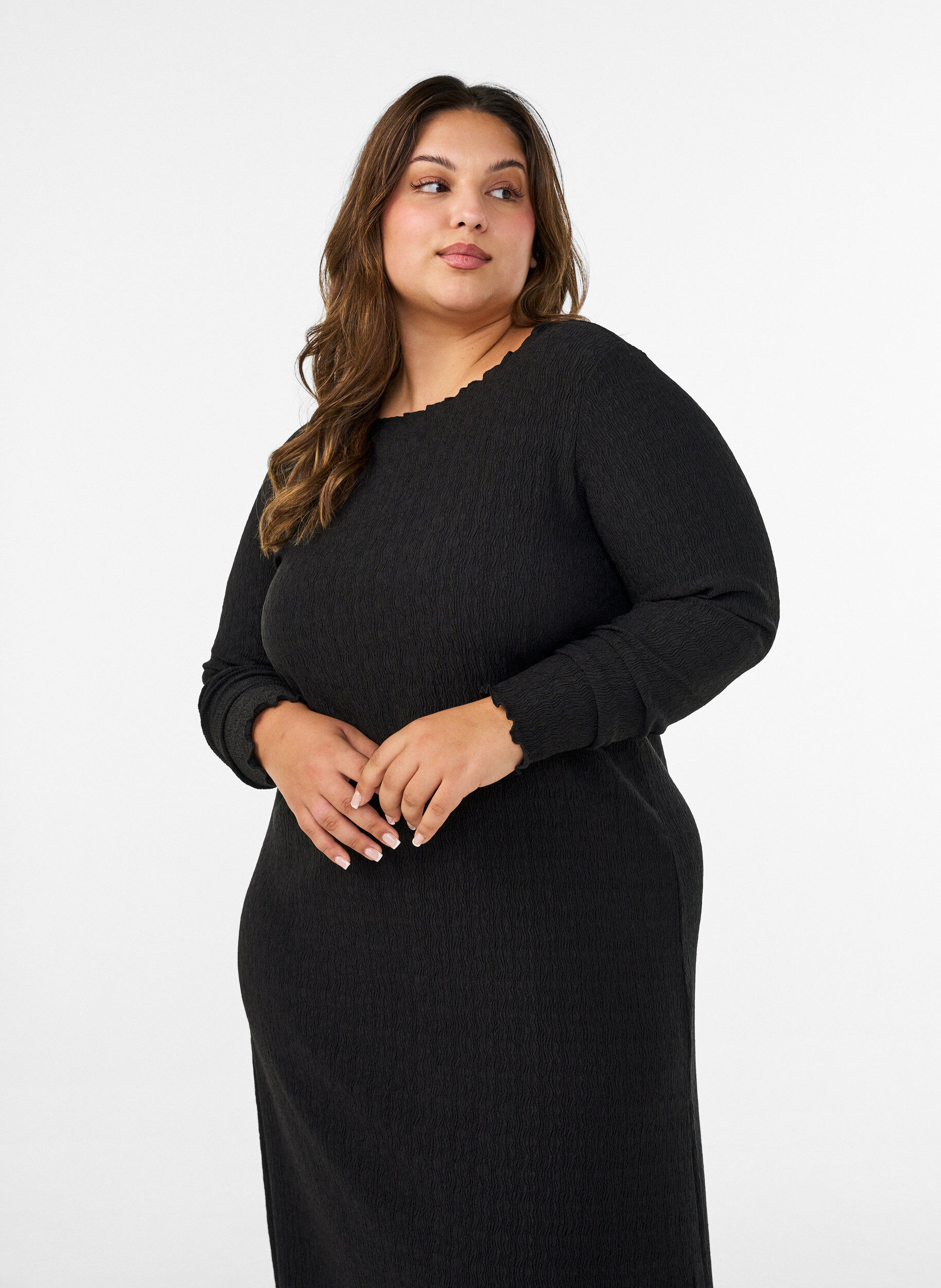 ZizziMidikjole med b&oslash;lget struktur og lange &aelig;rmer, Sort, Model image number 3
