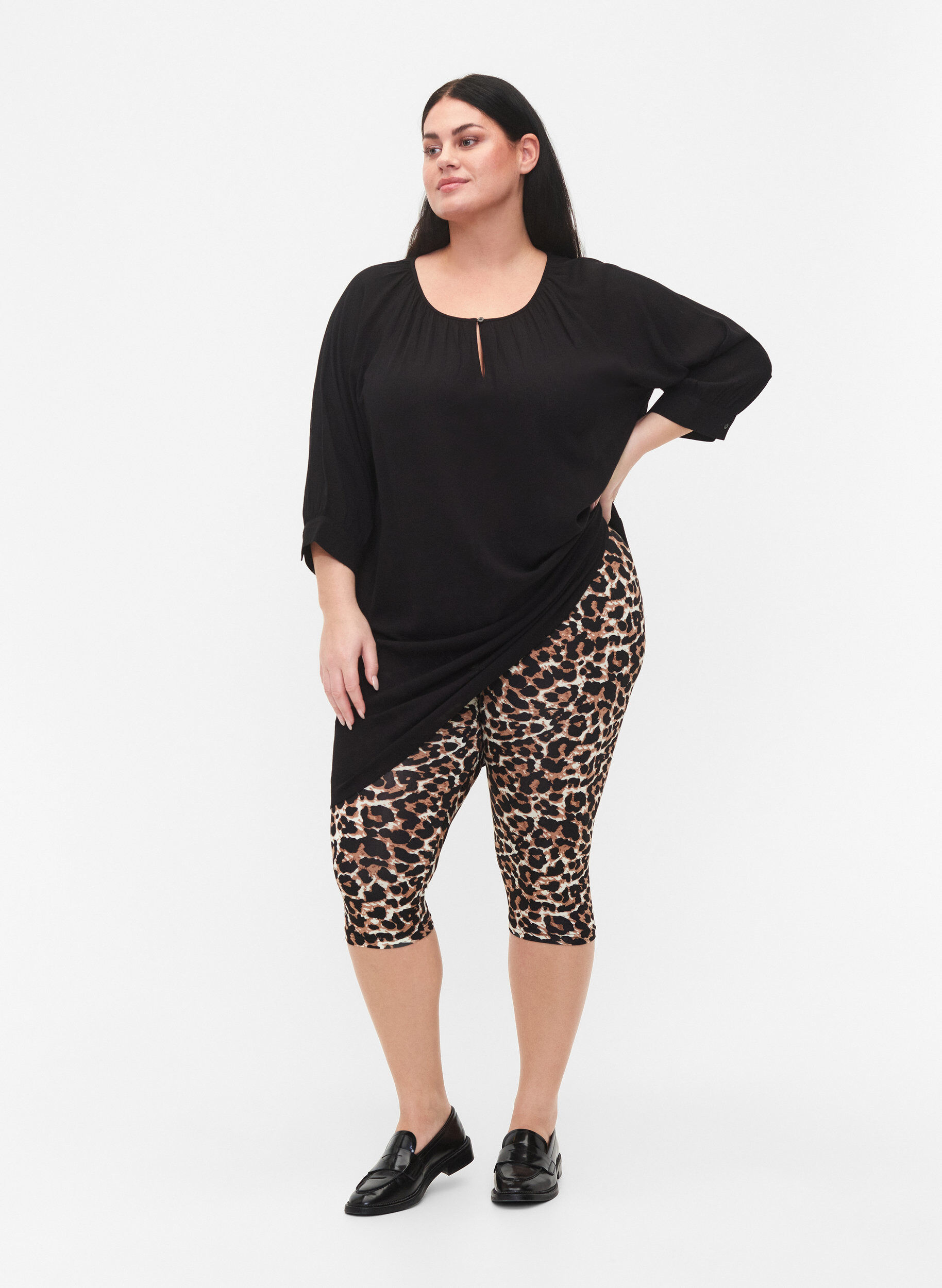 Zizzi 2-pak 3/4 leggings, Black / LEO AOP, Model image number 0