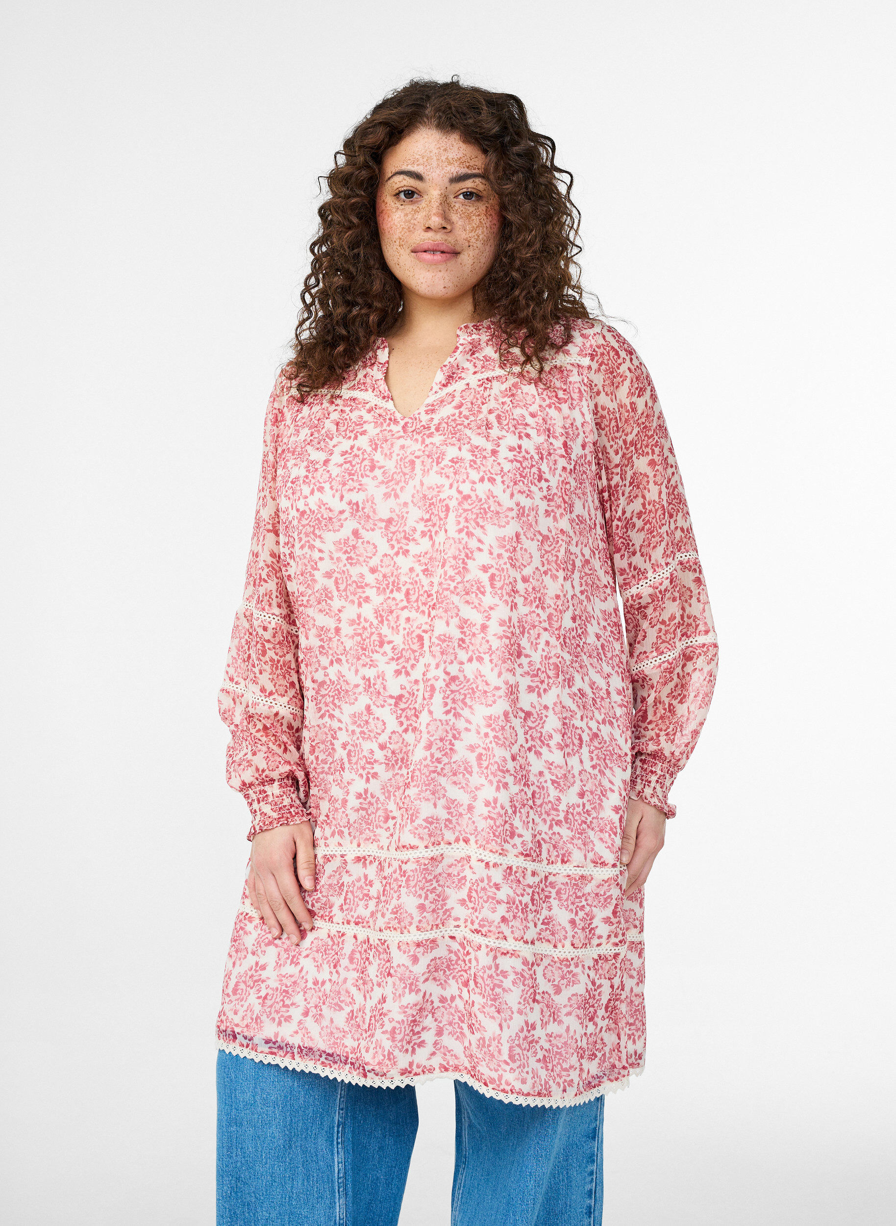 Zizzi Kort kjole i chiffon med crochet-detaljer, Lyser&oslash;d, Model image number 2