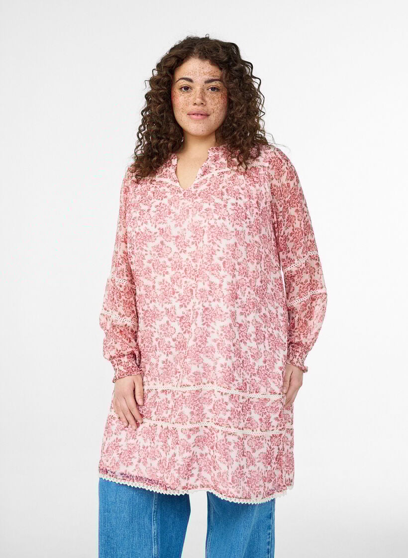 Kort kjole i chiffon med crochet-detaljer, Lyser&oslash;d, Model