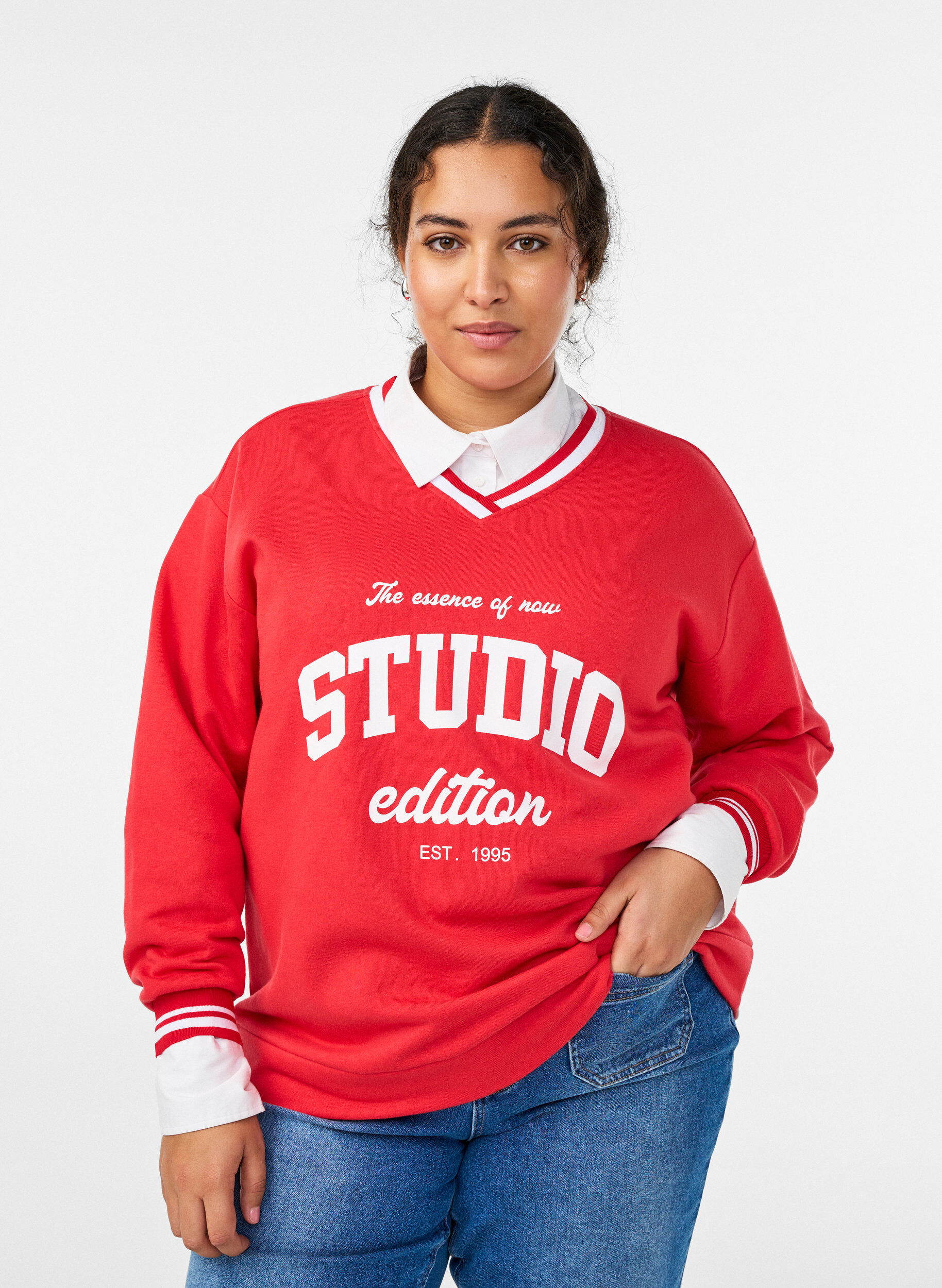 Sweatshirt med V-udsk&aelig;ring og tekstprint, R&oslash;d, Model