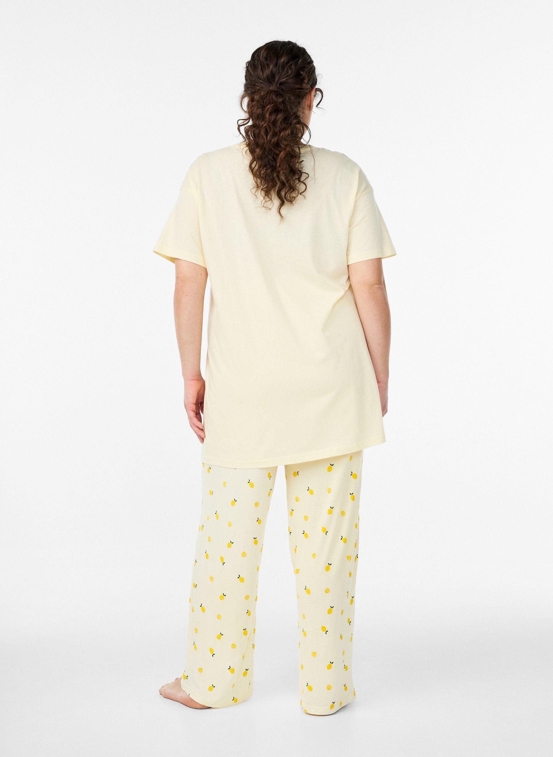 ZizziNatbukser i bl&oslash;d jersey med h&oslash;j talje og frugtprint, Gul, Model image number 1