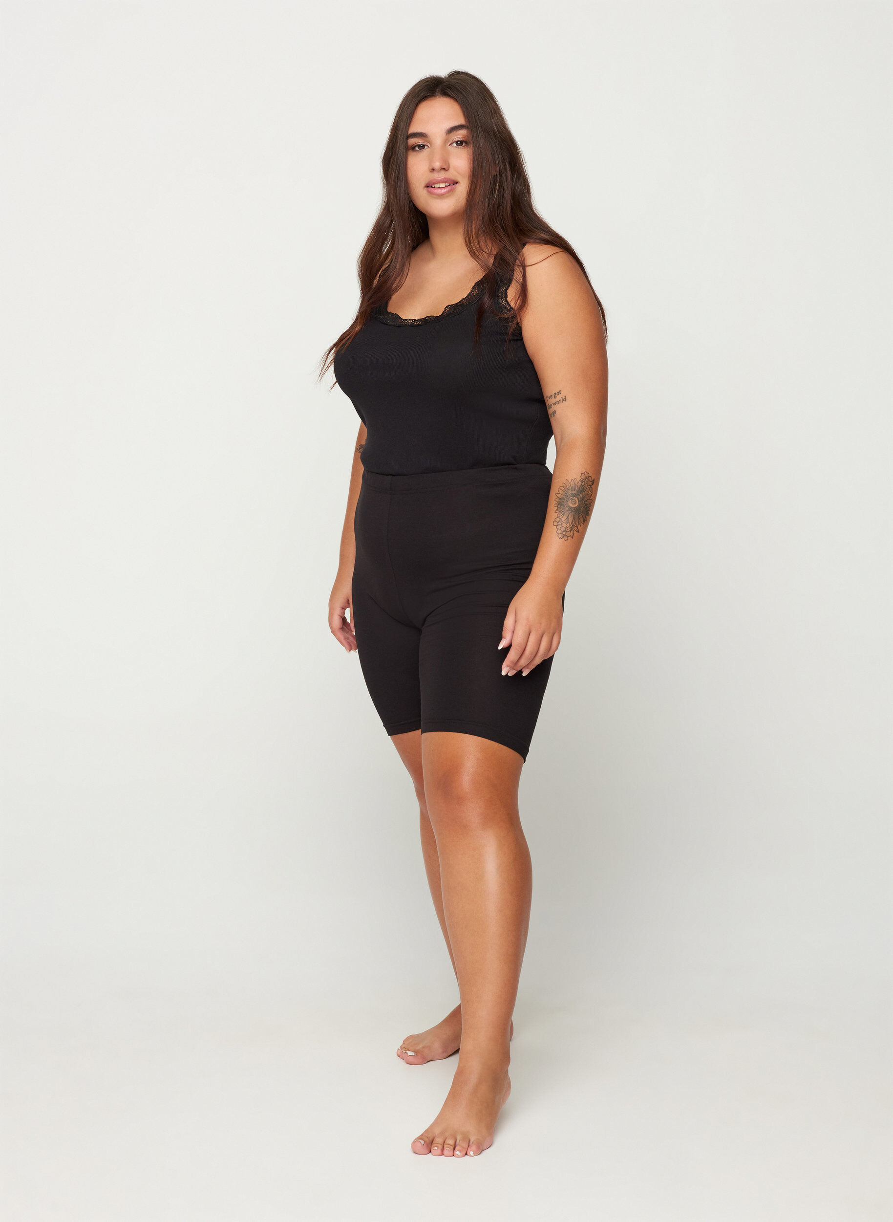 Zizzi Ensfarvede basis cykelshorts, Sort, Model image number 1