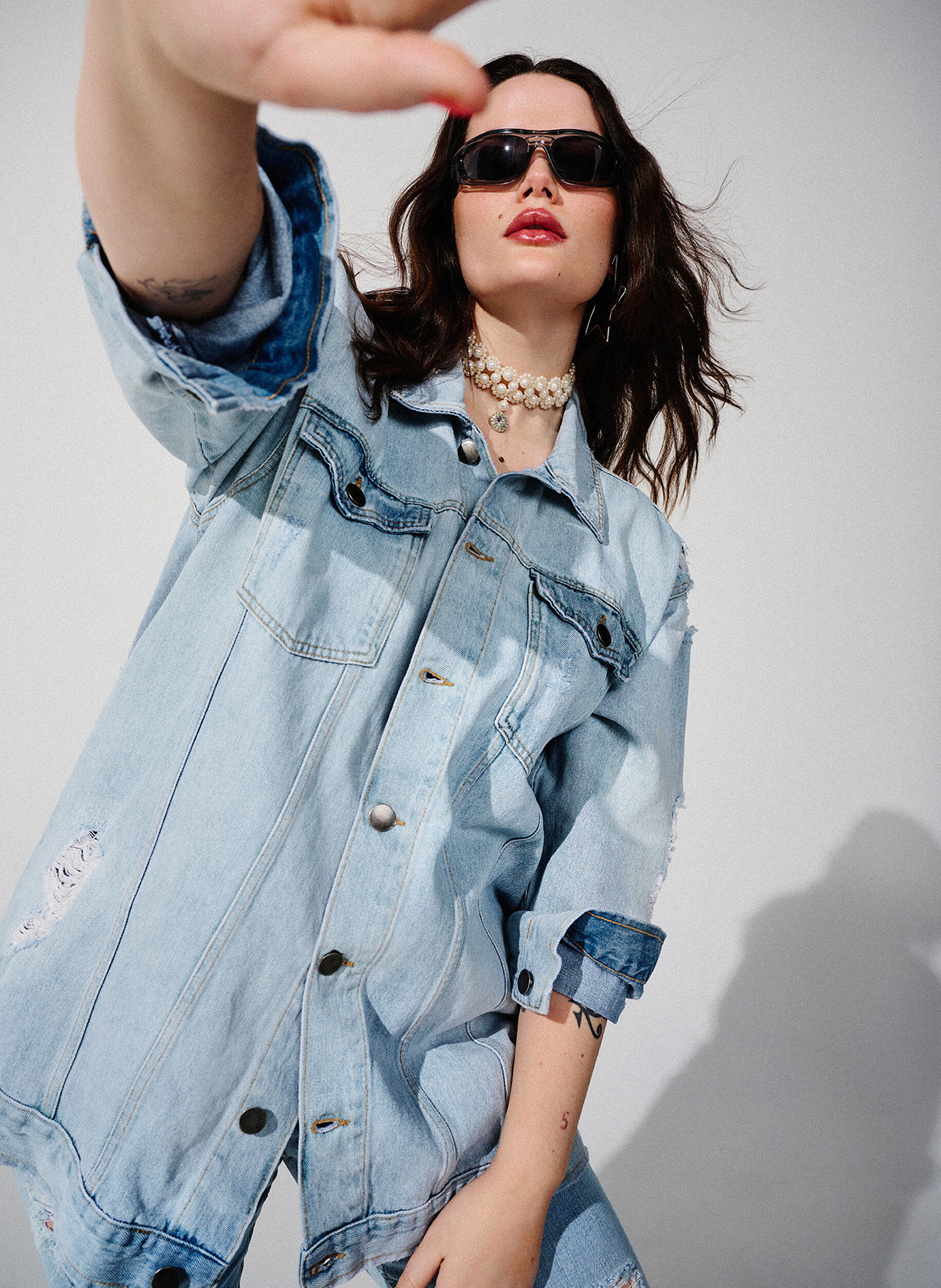 Zizzi L&oslash;stsiddende denimjakke med sliddetaljer, Light blue denim, Image image number 0