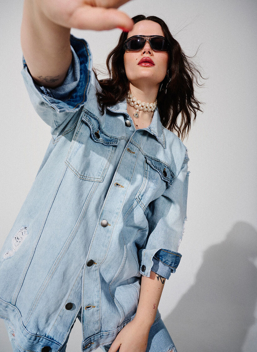 Løstsiddende denimjakke med sliddetaljer, Light blue denim, Image image number 0