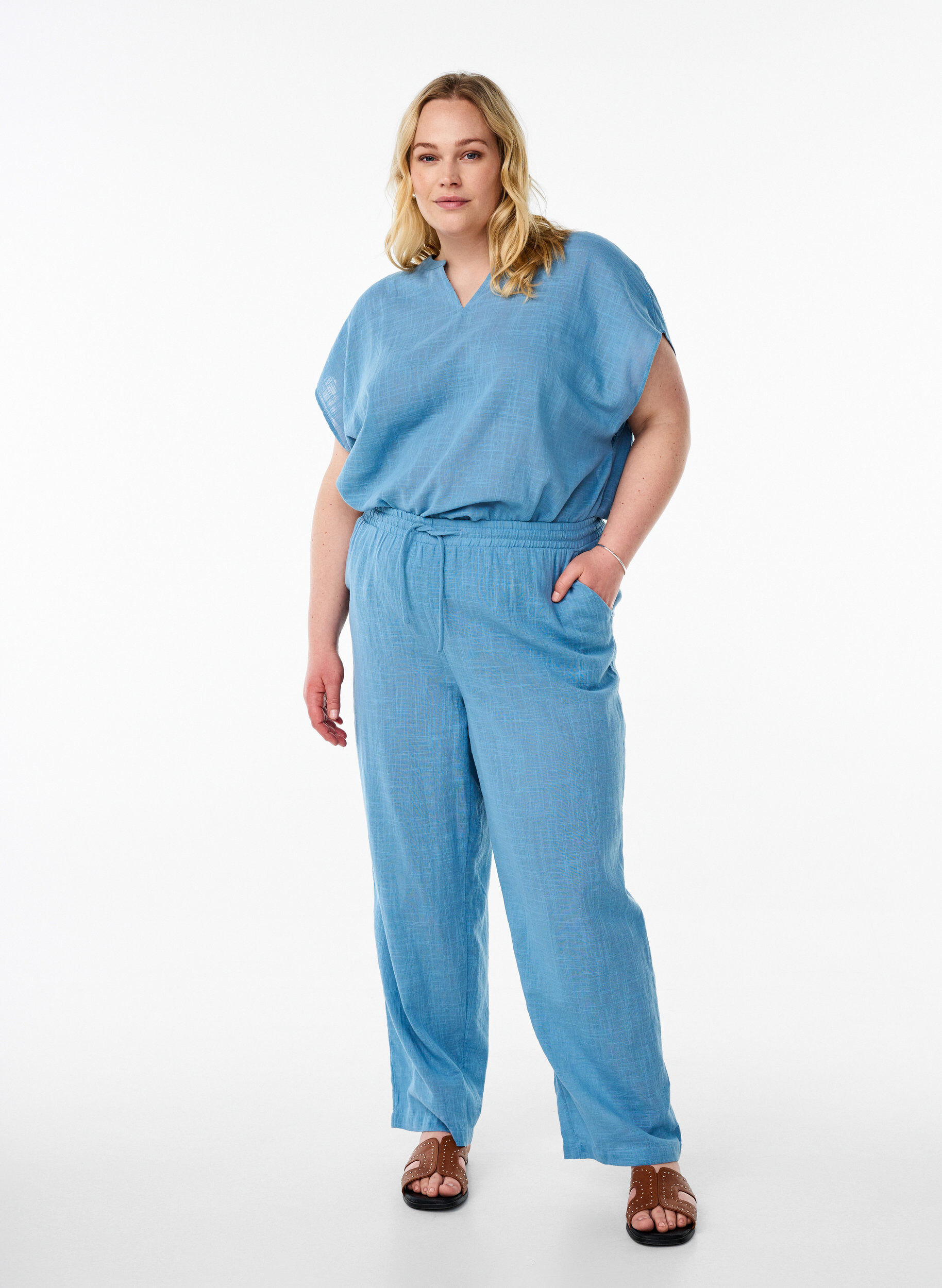 Zizzi FLASH - L&oslash;s bluse med cap &aelig;rmer, Bl&aring;, Model image number 1