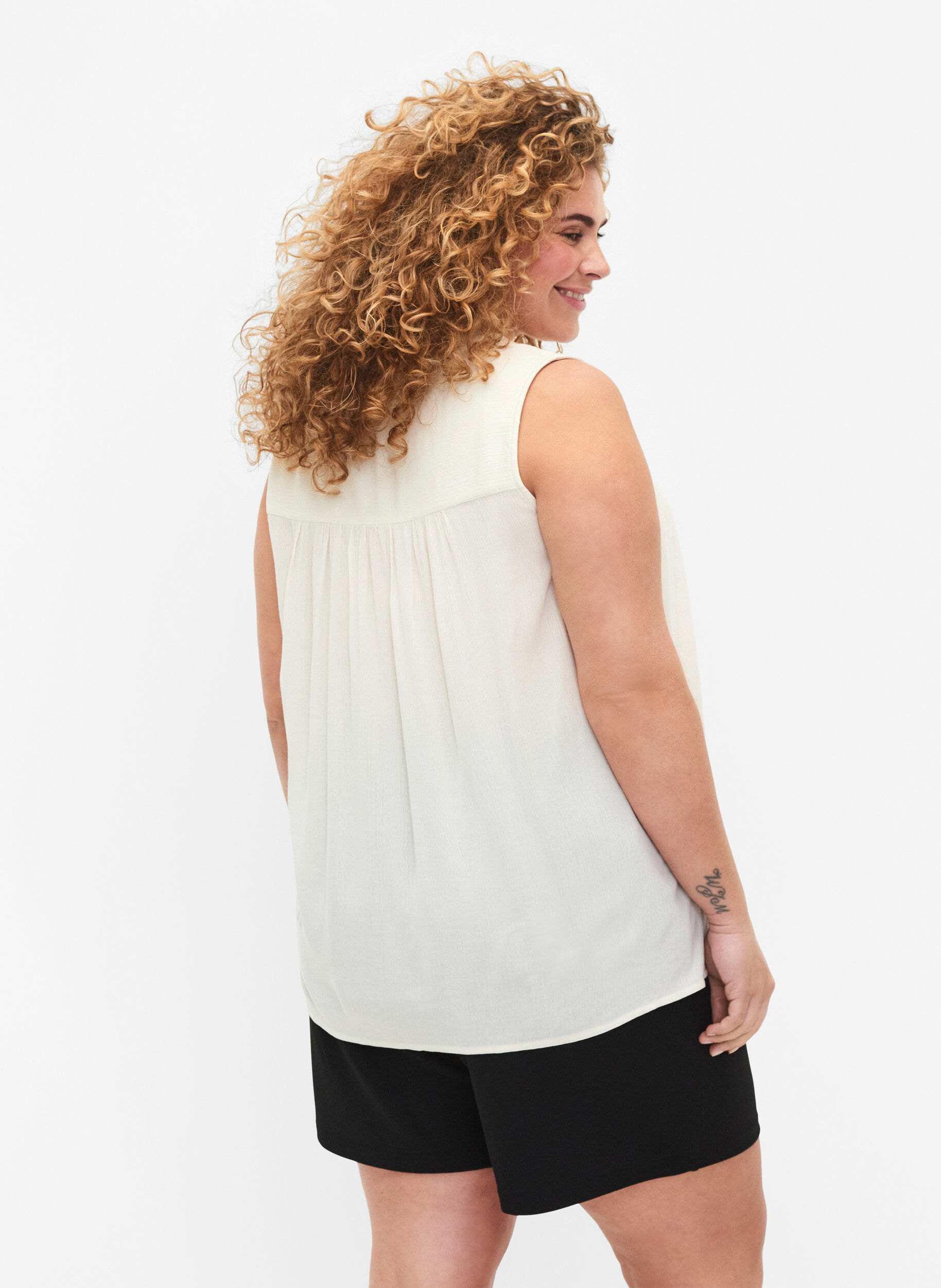 Zizzi &AElig;rmel&oslash;s viskose bluse med h&aelig;klet detalje, Bone White, Model image number 1