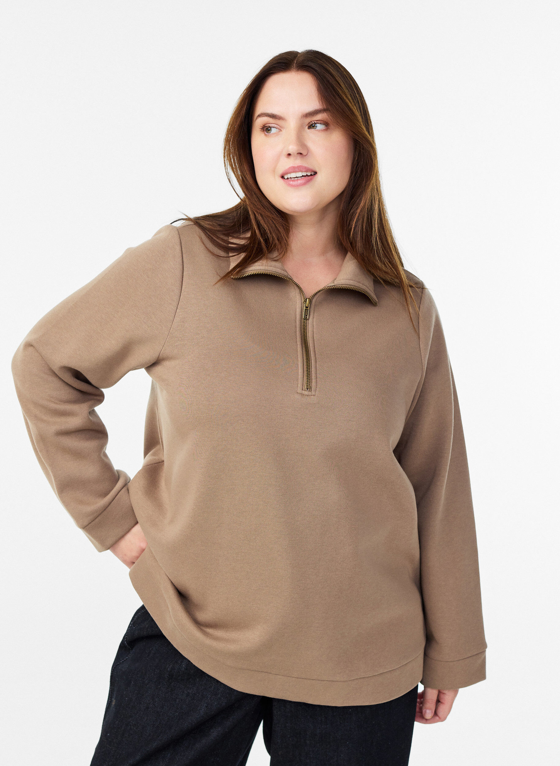 Sweatshirt med h&oslash;j hals og lynl&aring;slukning, Brun, Model