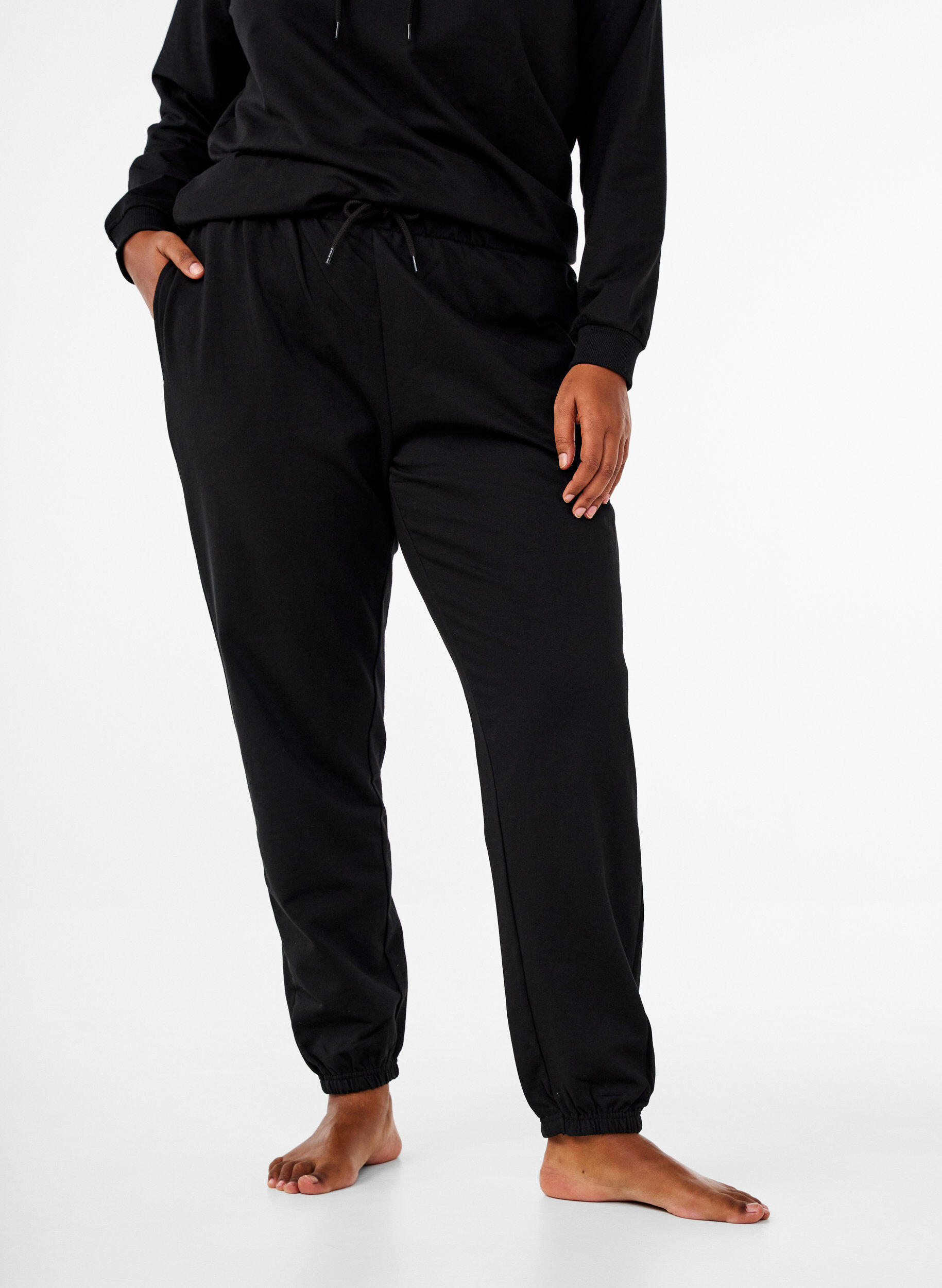 Zizzi Sweatshirt med h&aelig;tte og print, Sort, Model image number 3