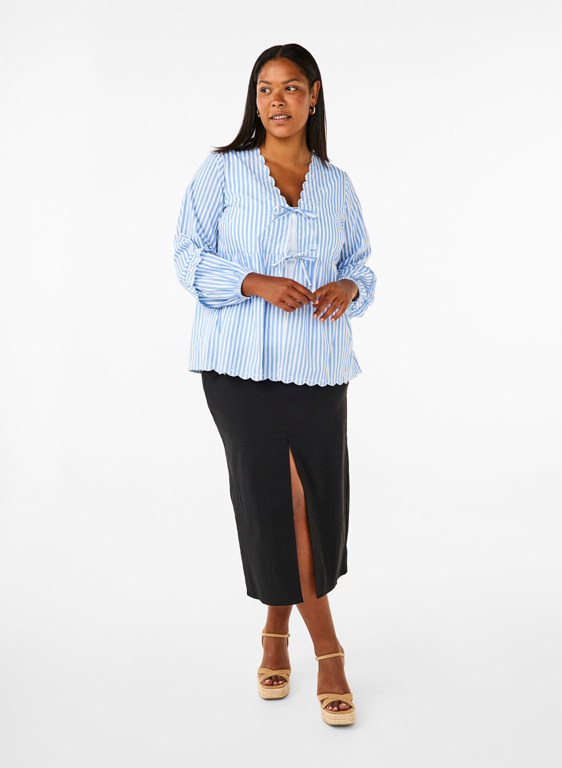 Zizzi Stribet bluse med &aring;ben front og broderidetaljer, Bl&aring;, Model image number 1