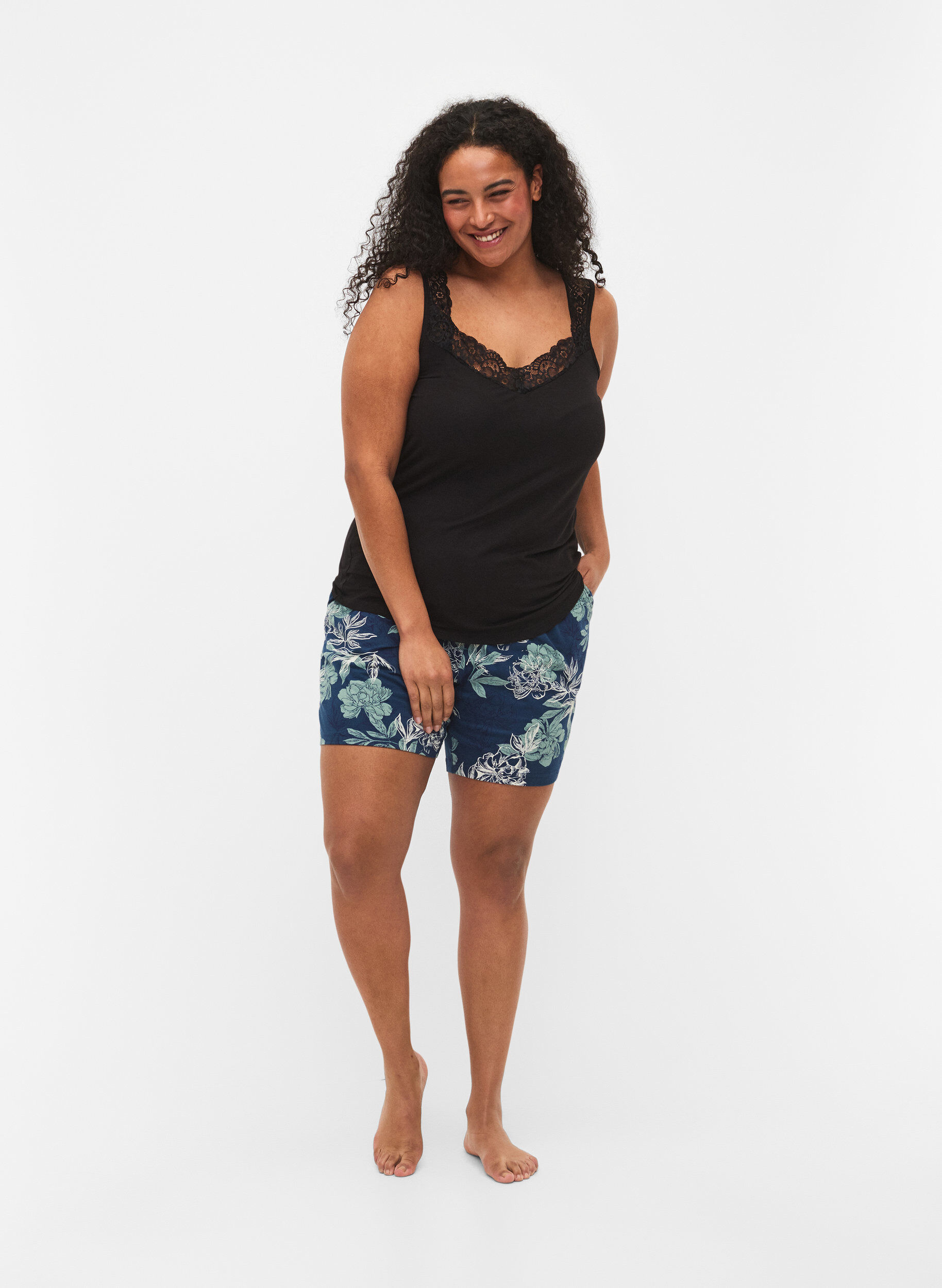 Zizzi Viskose top med blondekant, Sort, Model image number 1