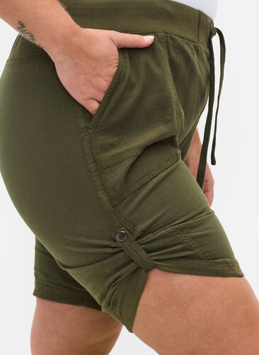 Løse shorts i bomuld med lommer, Ivy Green, Model image number 2