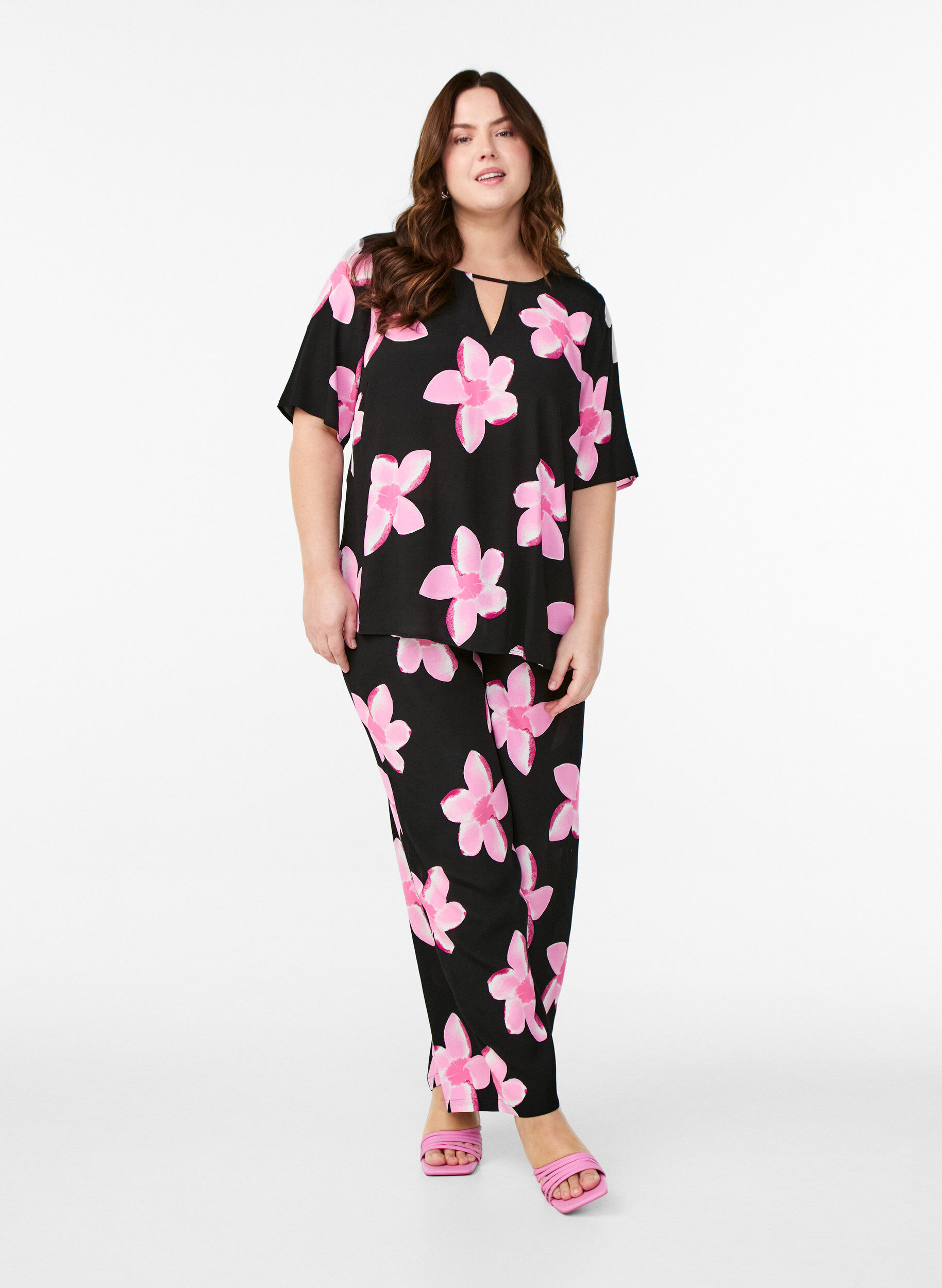 Zizzi L&oslash;se viskosebukser med print, Sort, Model image number 0