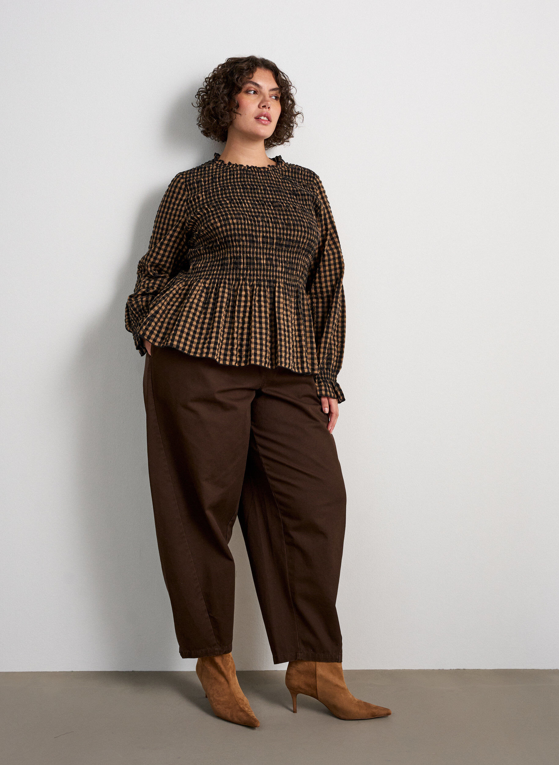 ZizziTernet bluse med smock og peplum, Brun, Model image number 1