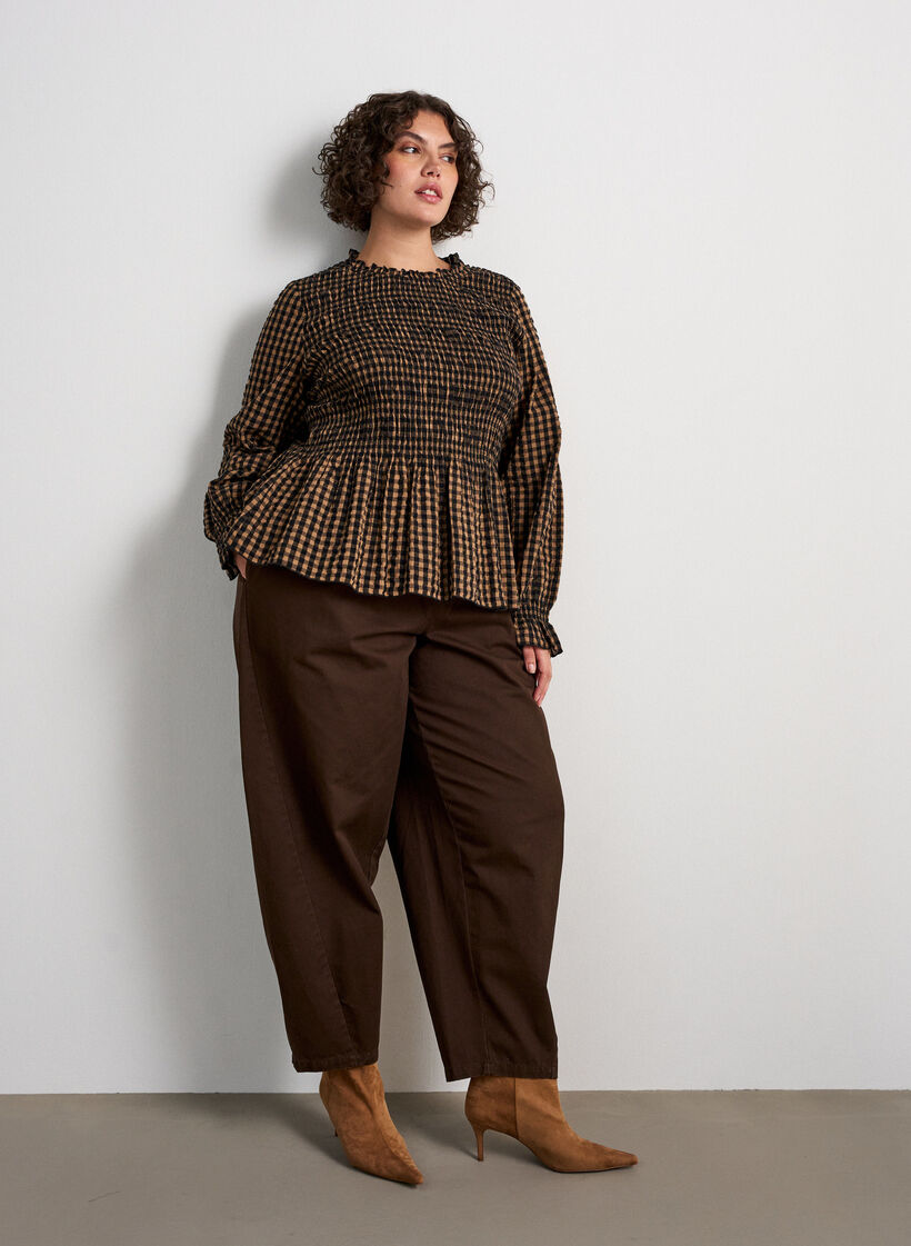 Ternet bluse med smock og peplum, Brun, Model image number 1