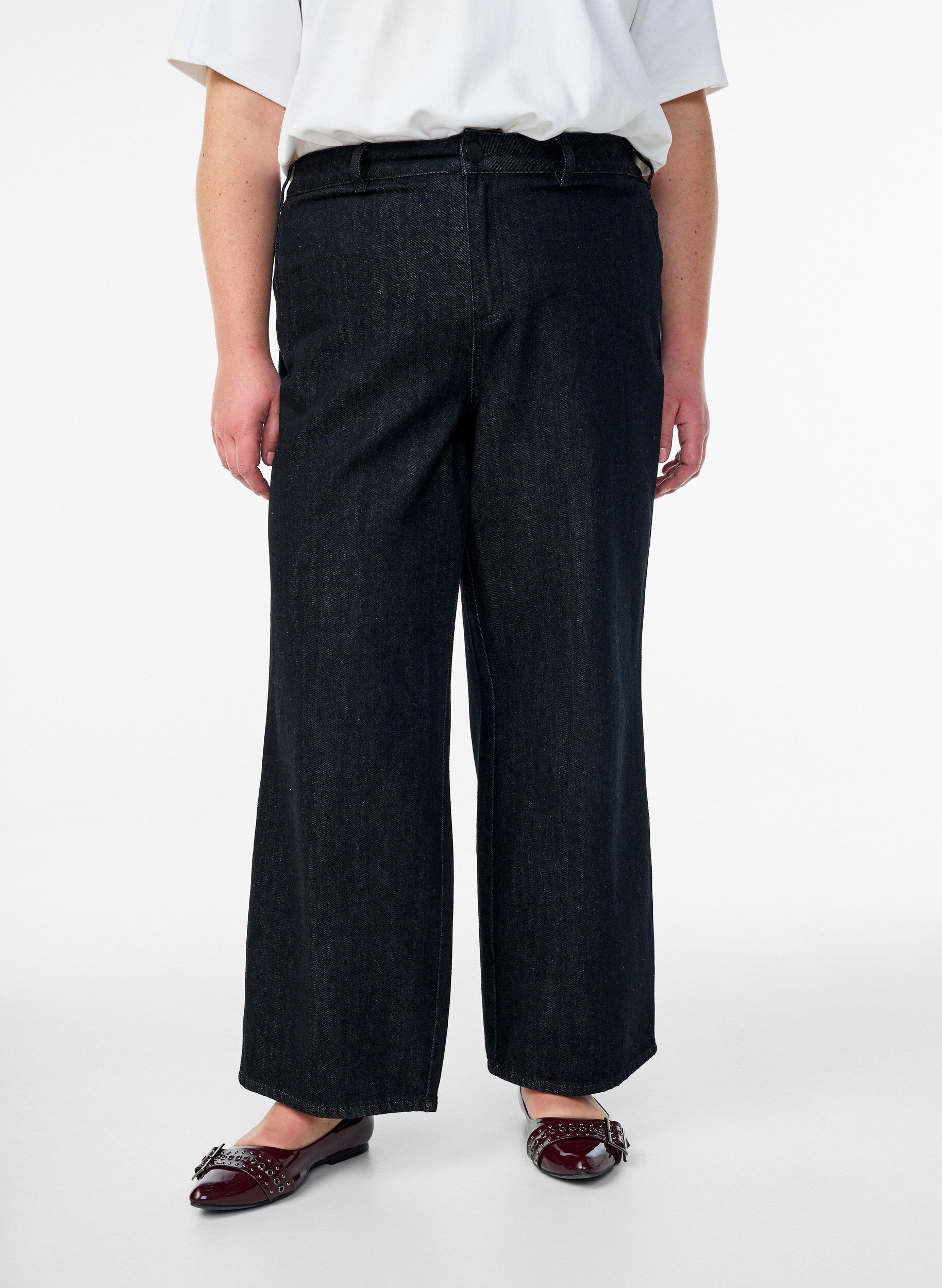 Zizzi Wide fit jeans med bl&oslash;d, b&oslash;rstet inderside, Sort, Model image number 2