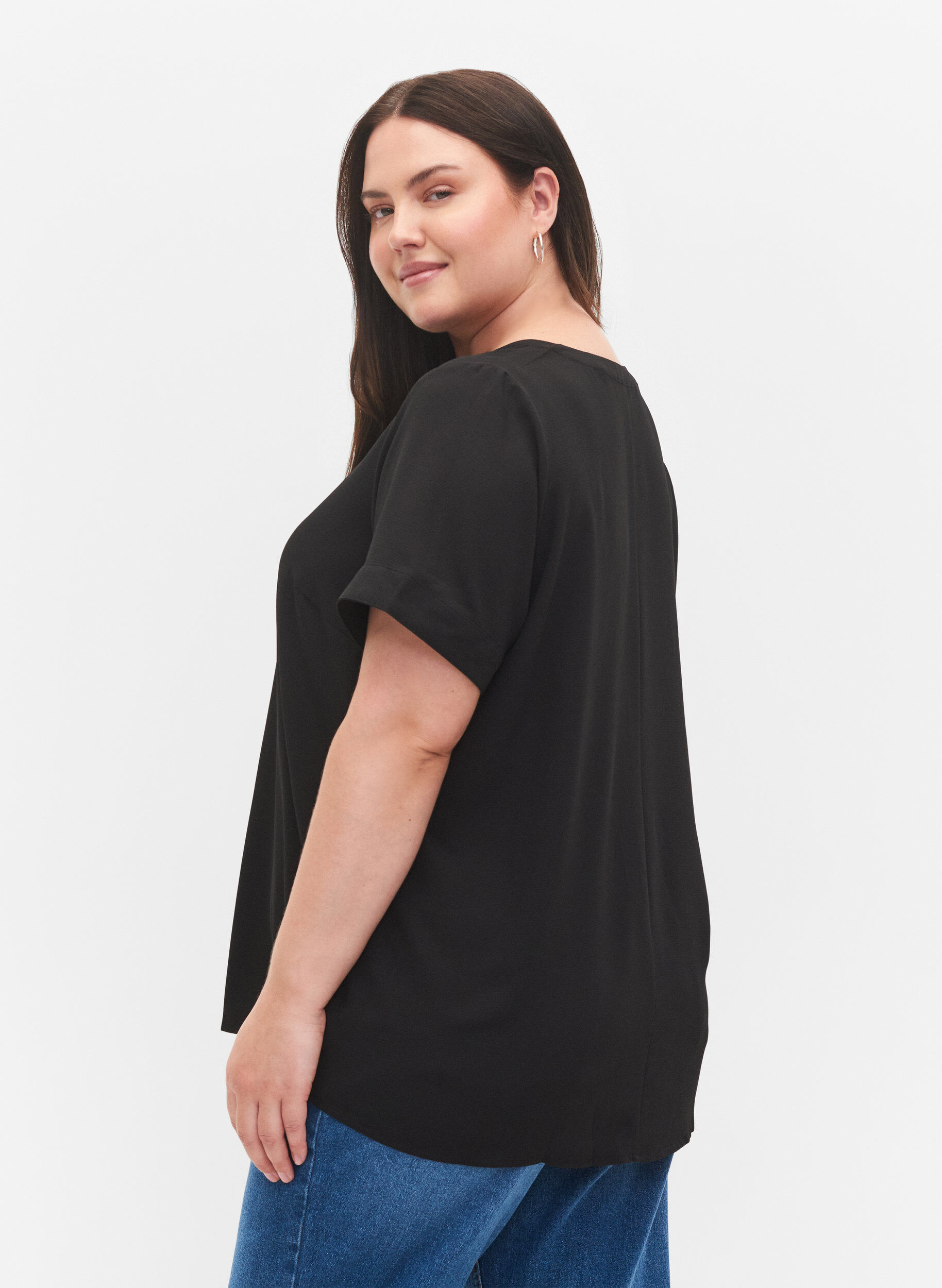 Zizzi Kort&aelig;rmet bluse med v-udsk&aelig;ring, Sort, Model image number 2
