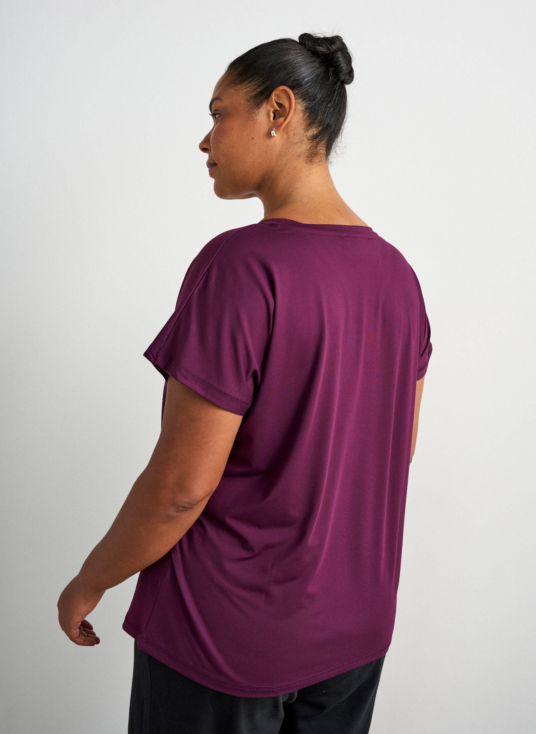ZizziL&oslash;s tr&aelig;nings t-shirt med V-hals, Lilla, Model image number 2