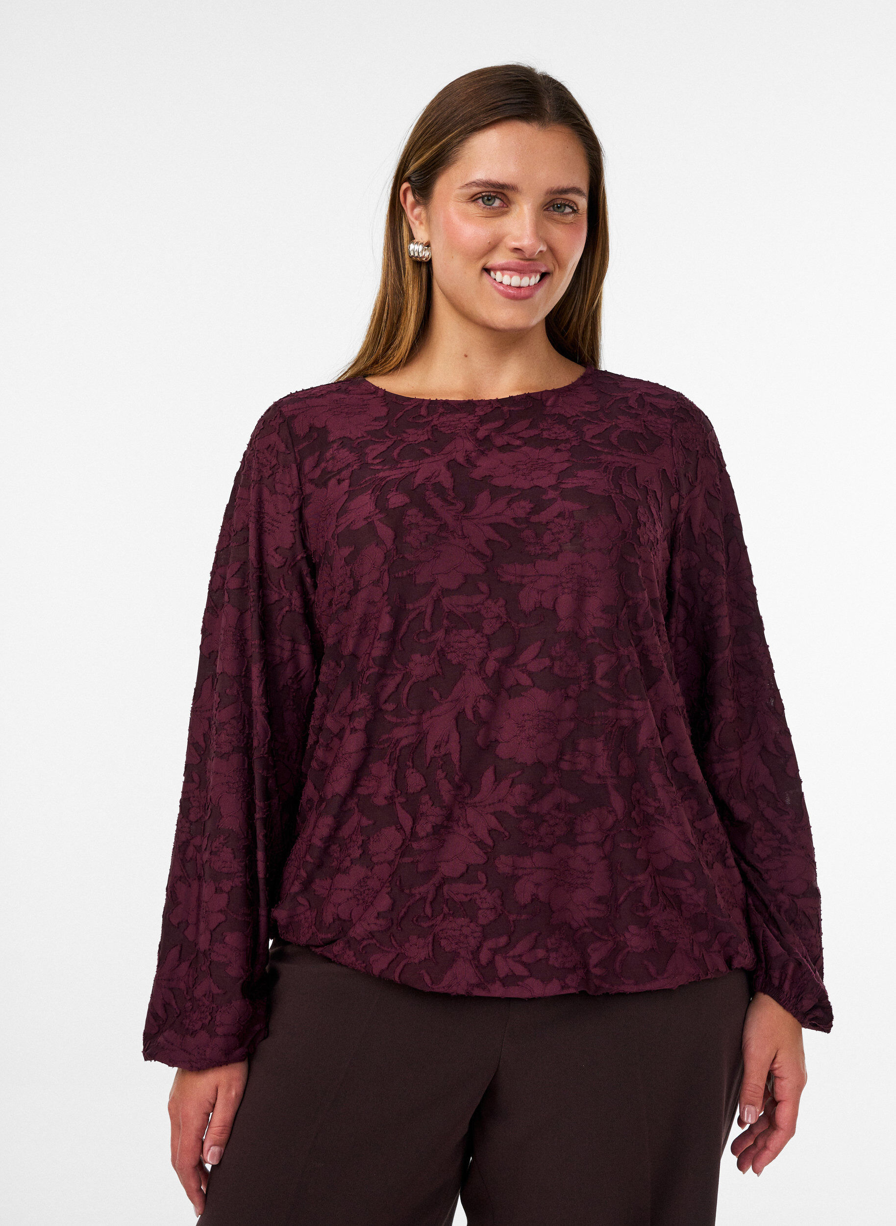 Transparent bluse med blomsterstruktur og lange &aelig;rmer, R&oslash;d, Model