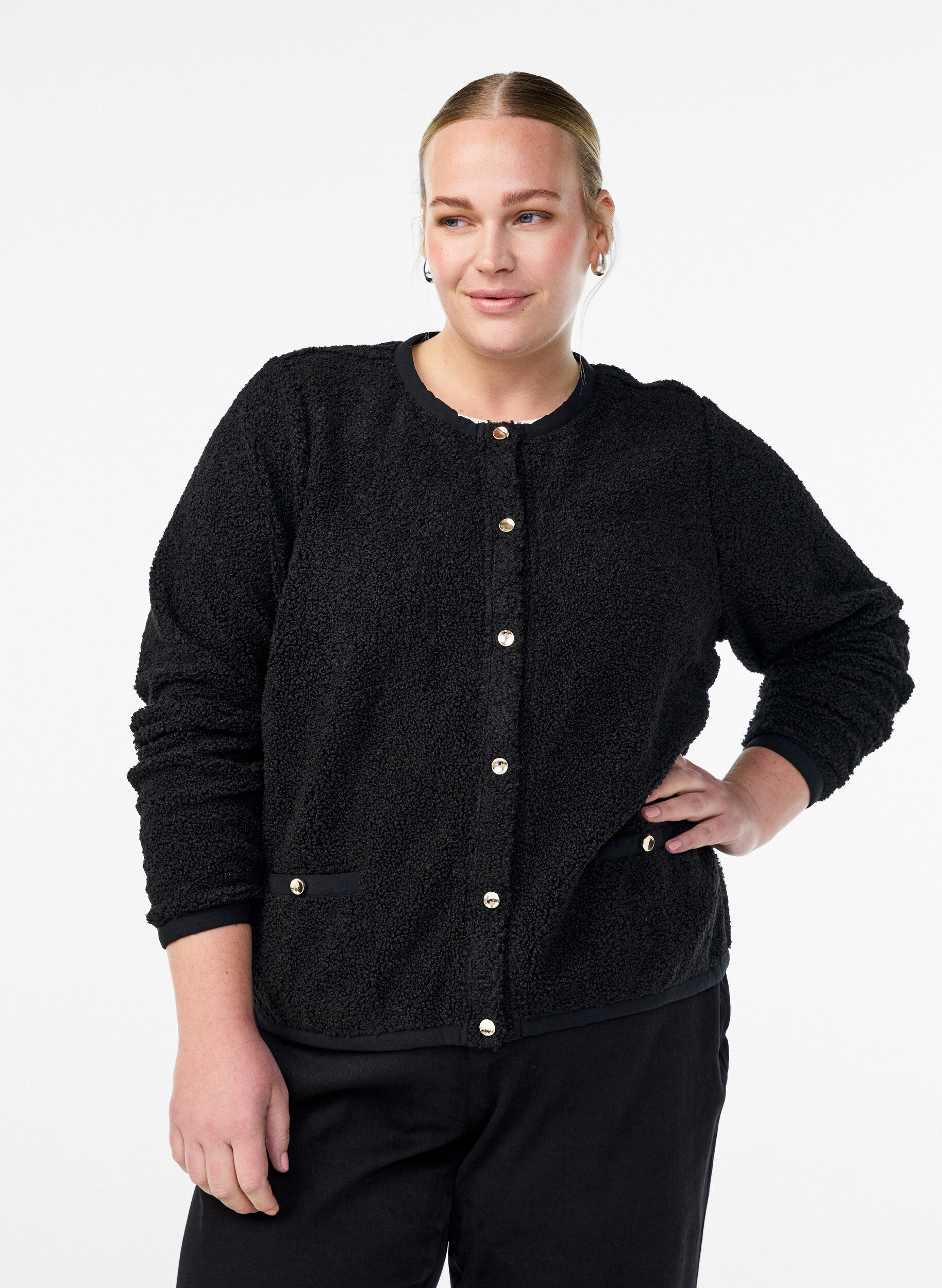 Teddy-cardigan med guldfarvede knapper, Sort, Model