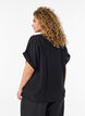 Viskosebluse med knapper og struktur, Sort, Model image number 2