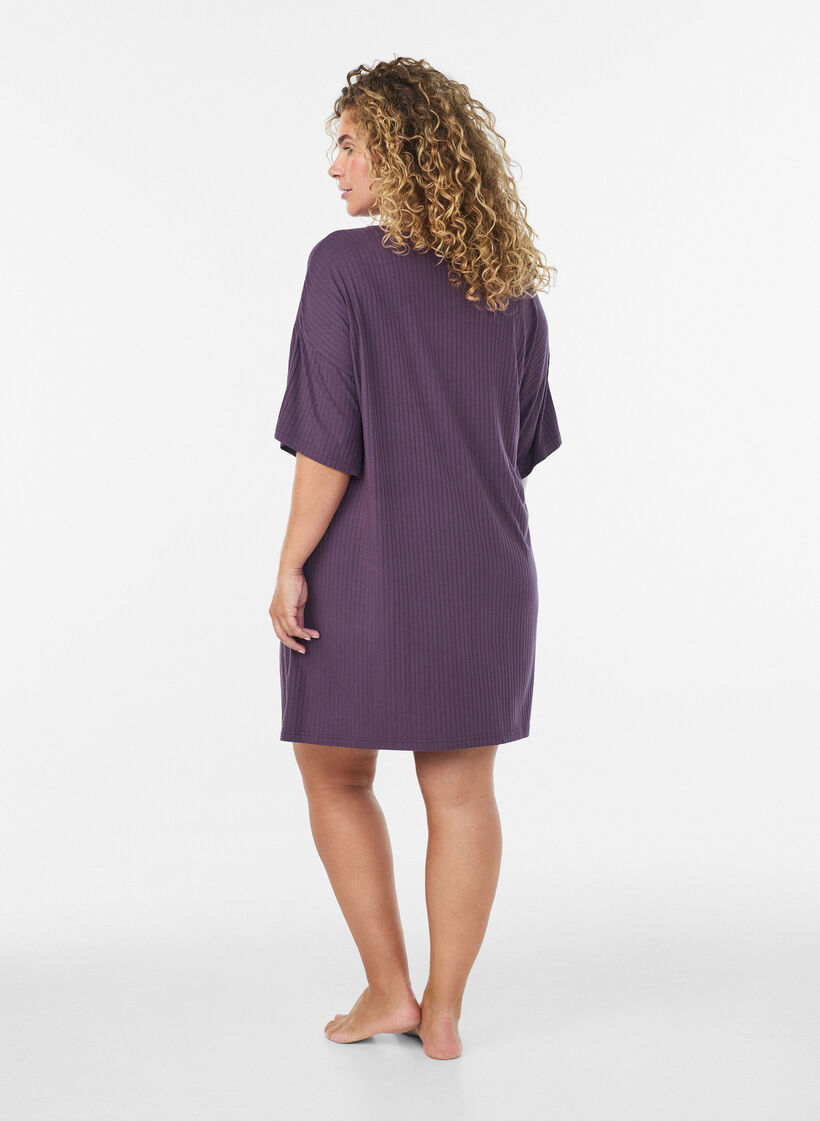 Natkjole i viskosejersey med ribstruktur, Lilla, Model image number 2
