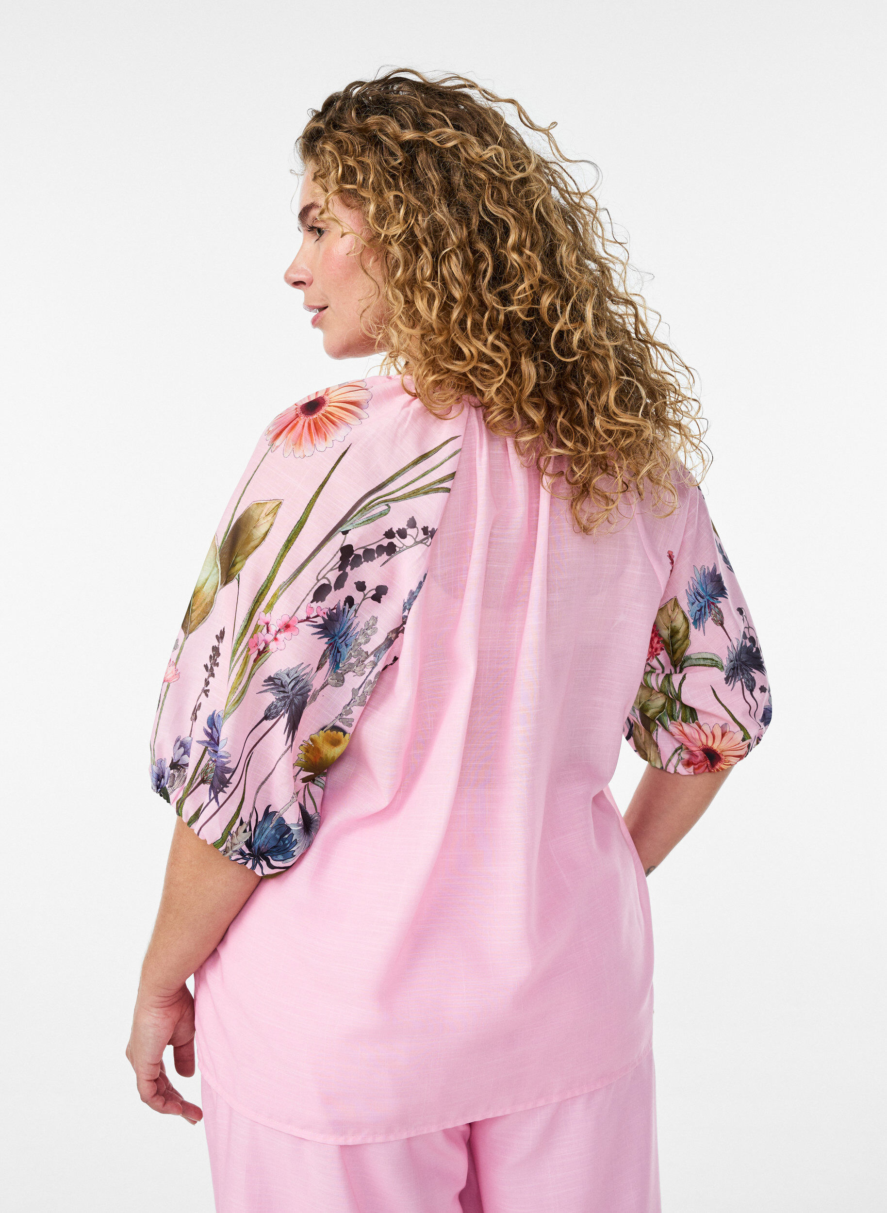 Zizzi Bluse med bindeb&aring;nd og blomsterprint p&aring; &aelig;rmerne, Lyser&oslash;d, Model image number 2