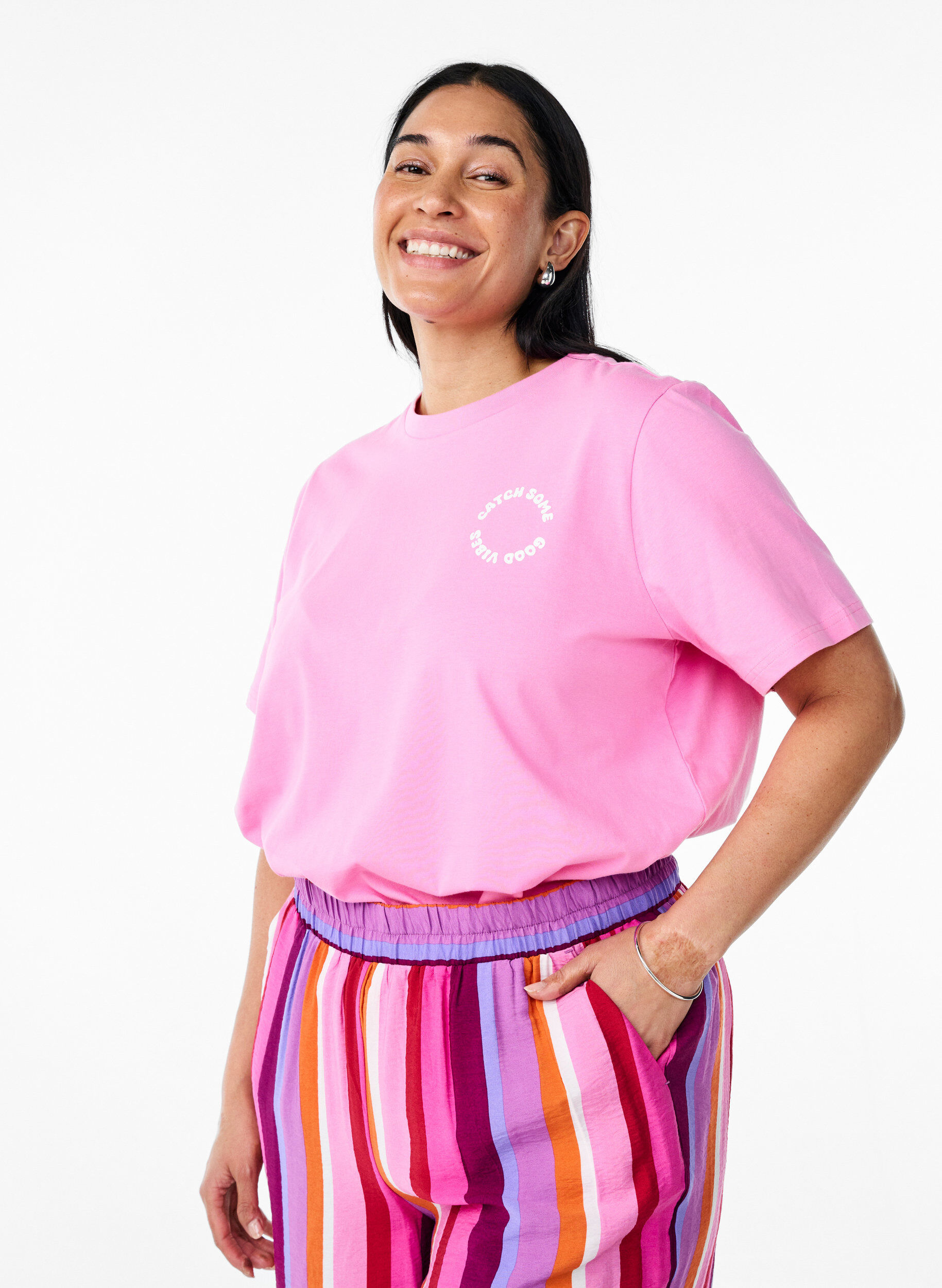 Zizzi T-shirt i &oslash;kologisk bomuld med tekstmotiv, Lyser&oslash;d, Model image number 2