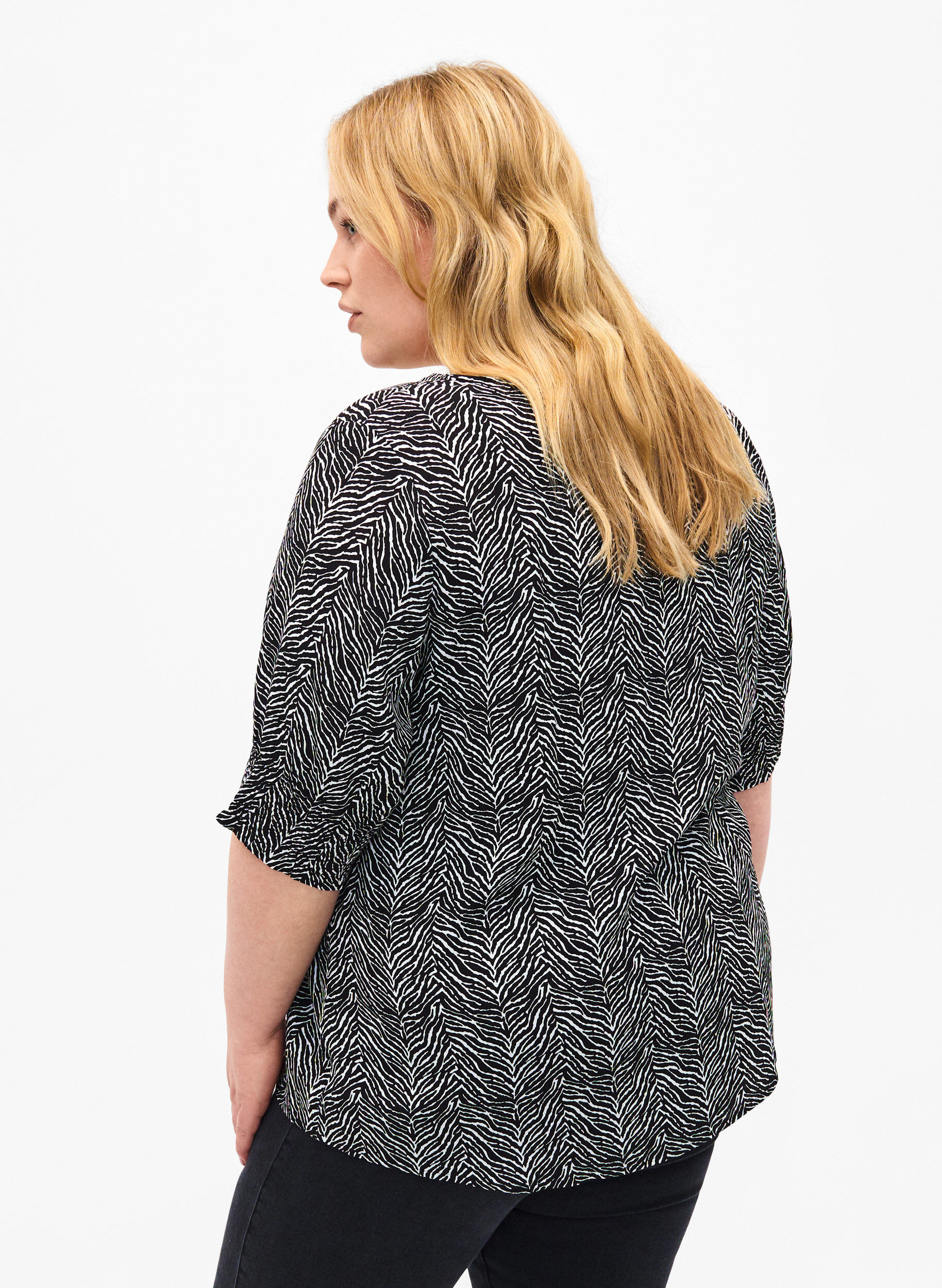 Zizzi Viskosebluse med knapper, Black Graphic AOP, Model image number 1