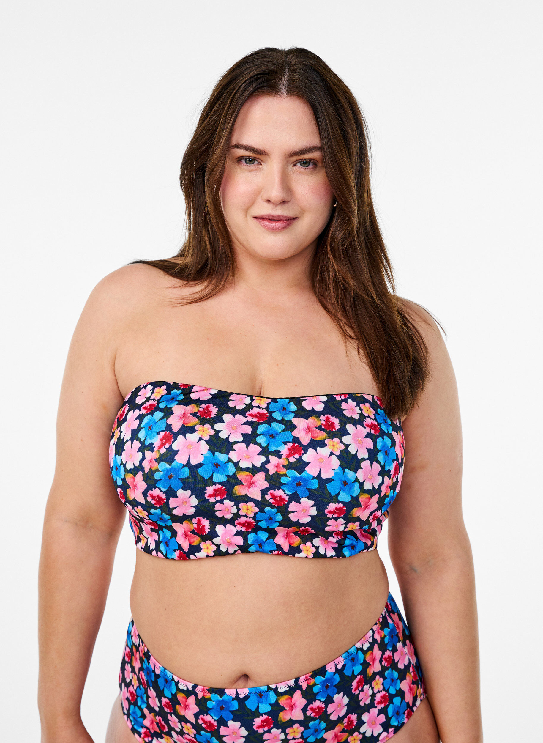 Blomstret bandeau-bikinitop, Lyser&oslash;d, Model