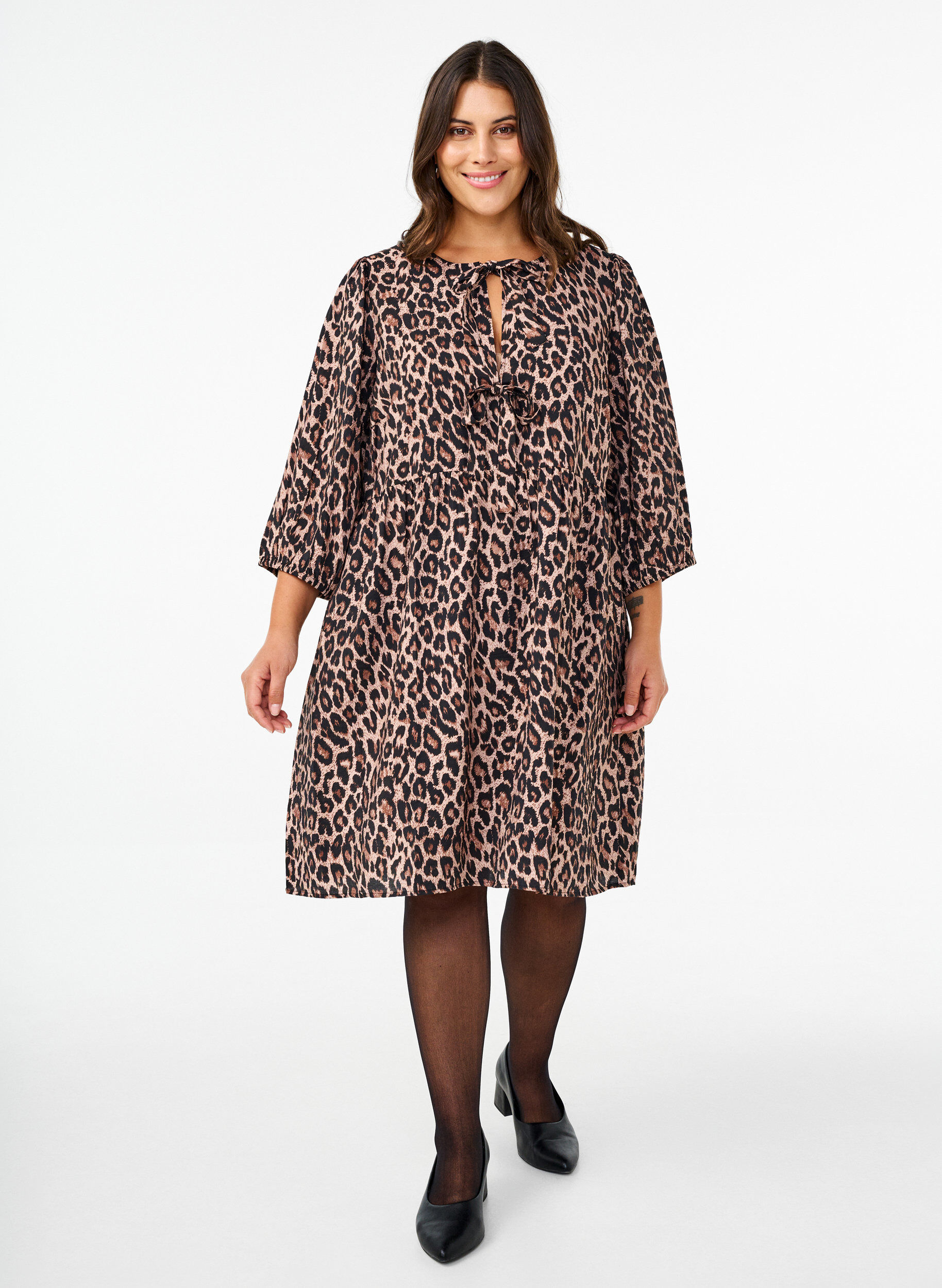 Zizzi Kjole med sl&oslash;jfer og 3/4 &aelig;rmer, LEO AOP, Model image number 3