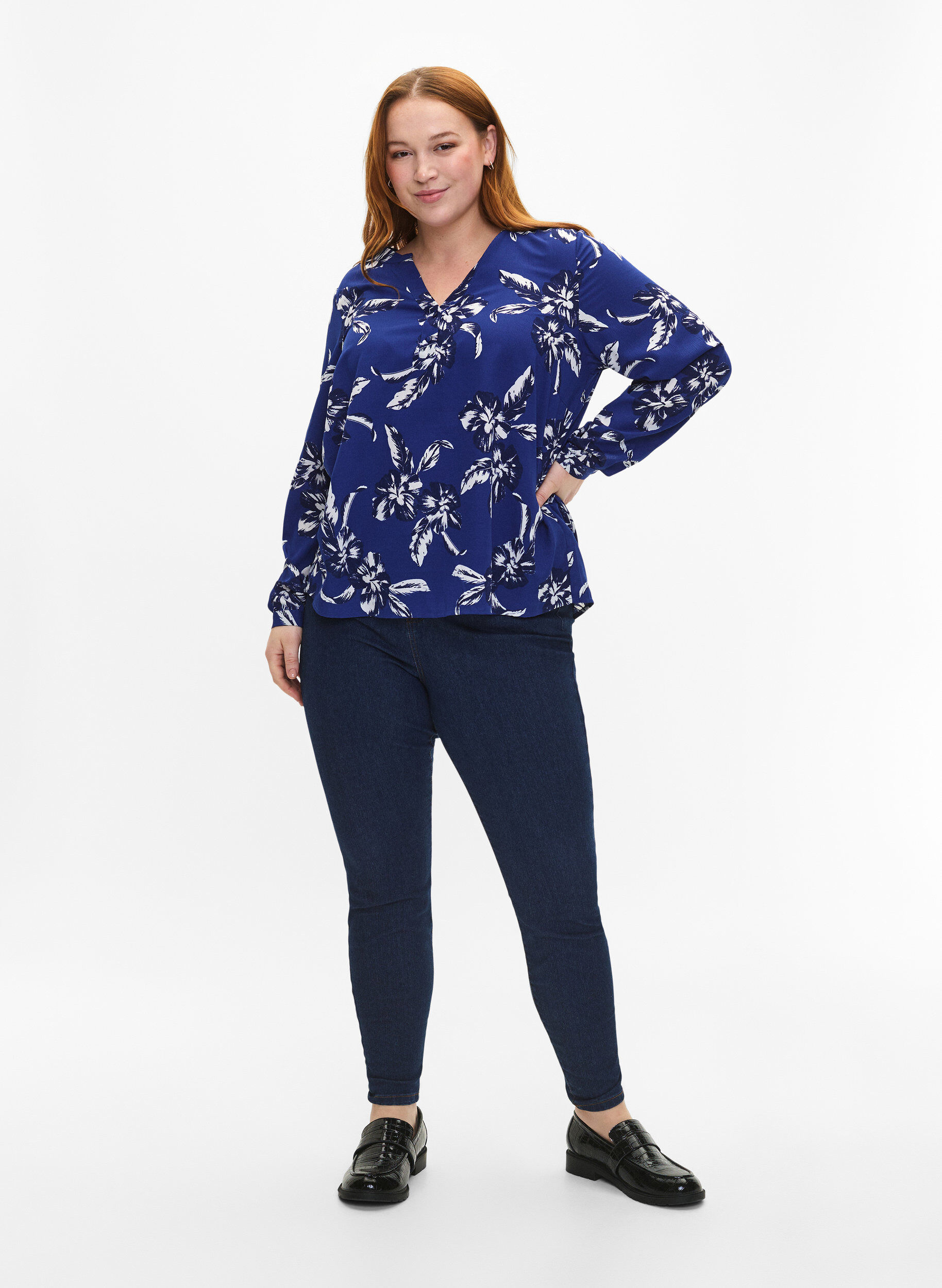 Zizzi FLASH - Lang&aelig;rmet bluse med print, Navy Blazer Flower, Model image number 2
