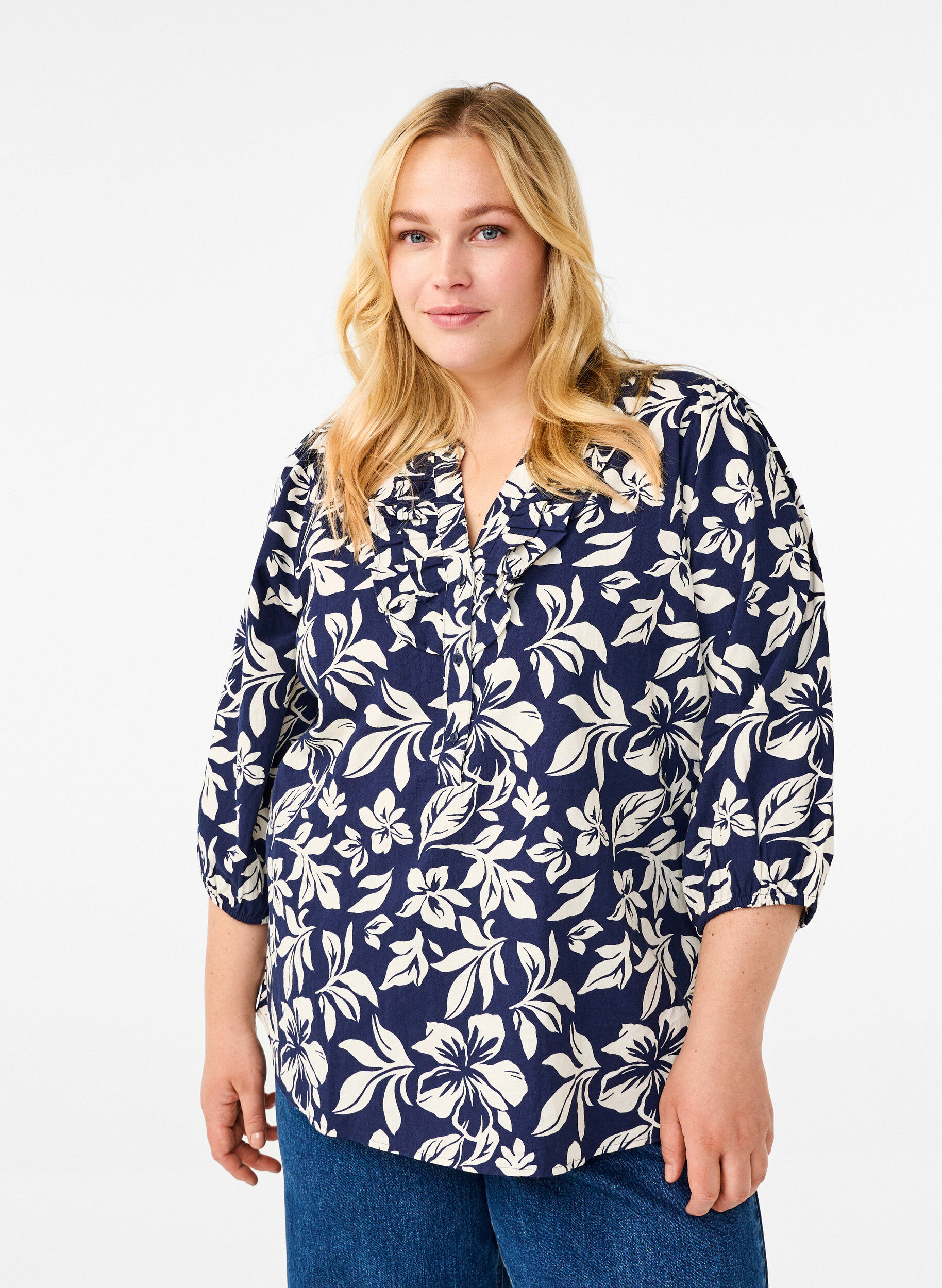 Zizzi 3/4 &aelig;rmet bluse i bomuld med print, Naval Academy Flower, Model image number 0