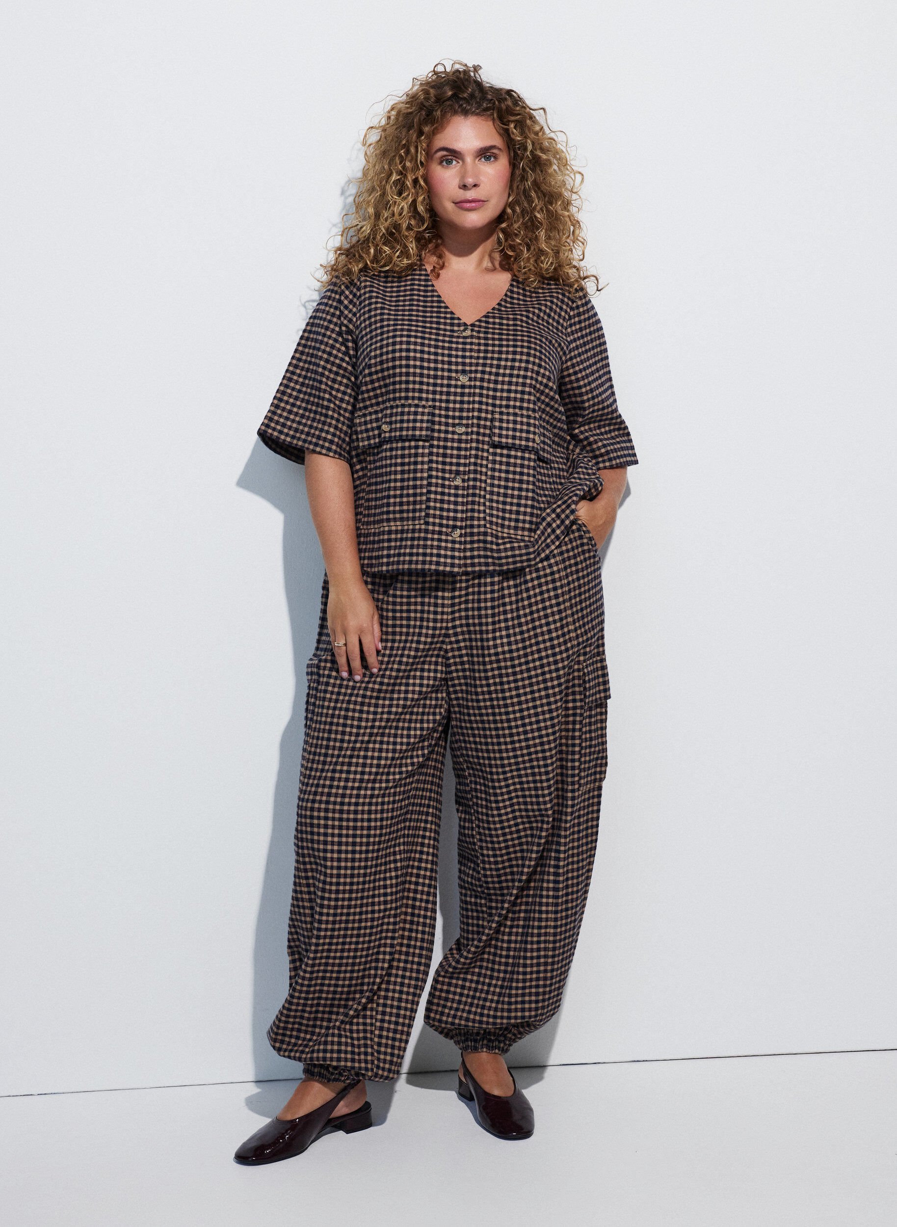 ZizziTernet bluse med brystlommer, Brun, Model image number 1