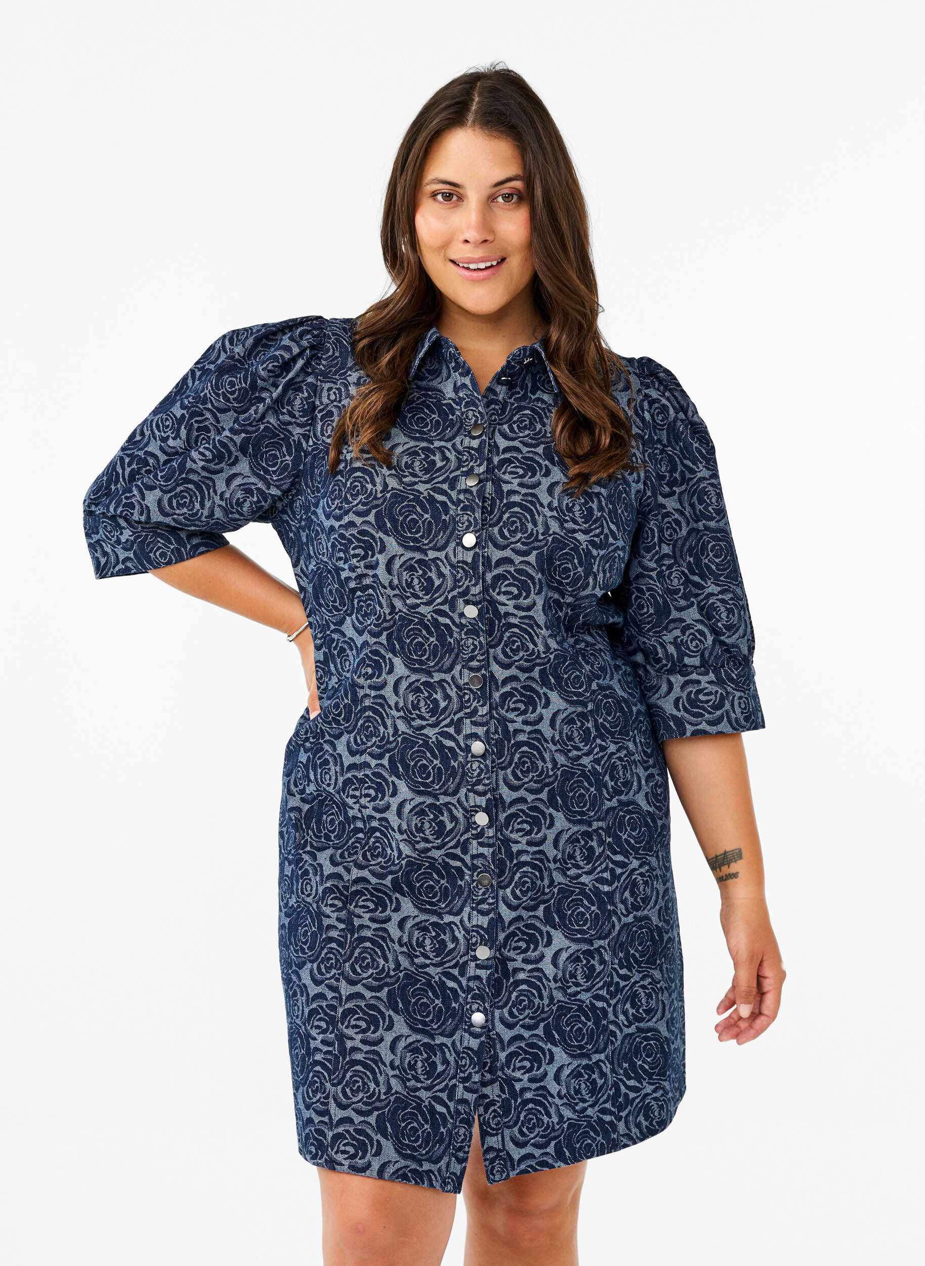 Zizzi Kort skjortekjole i denim med rosem&oslash;nster, Denim Rose AOP, Model image number 0