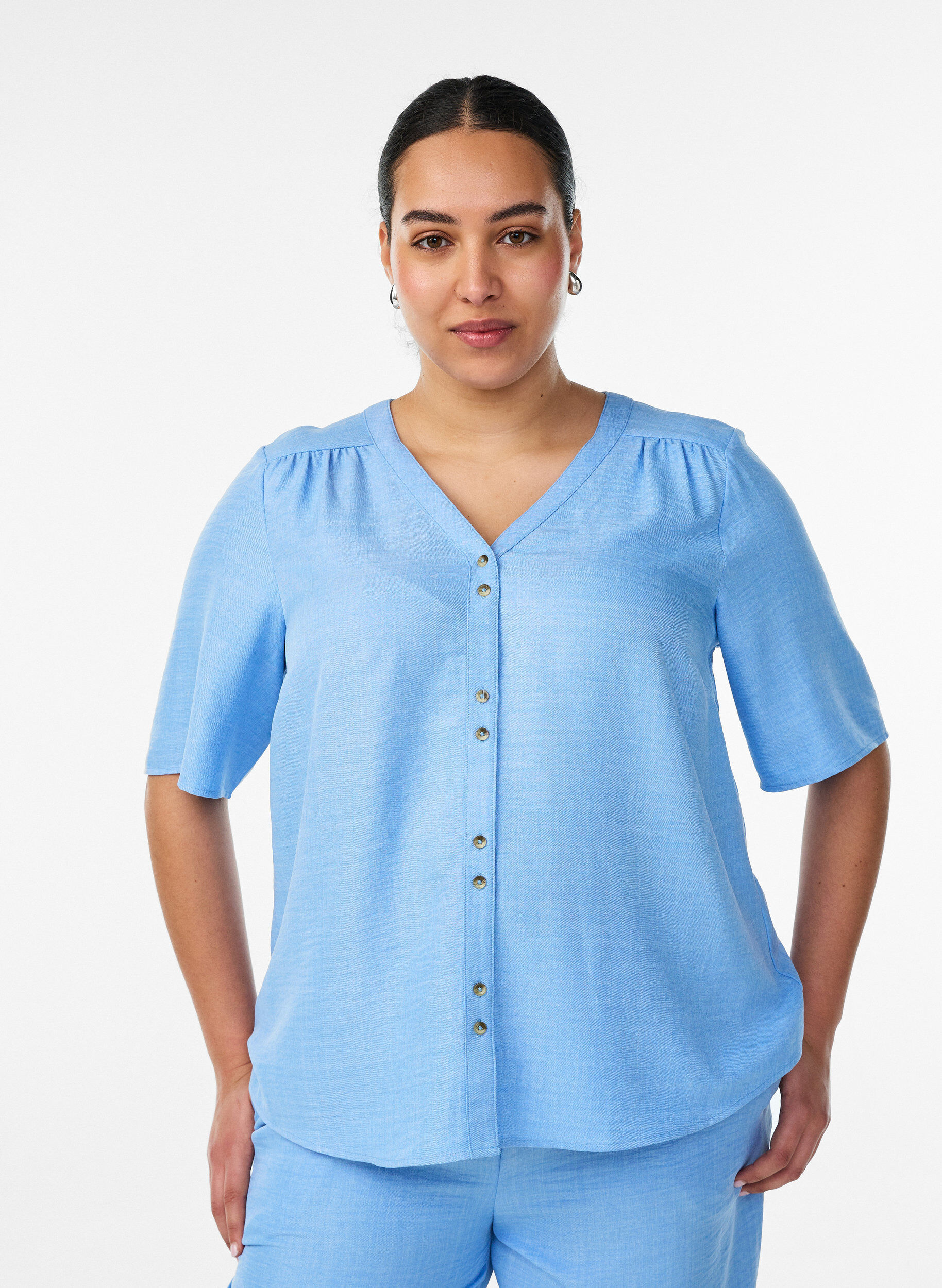 ZizziSkjortebluse med v-hals og korte &aelig;rmer, Bl&aring;, Model image number 0