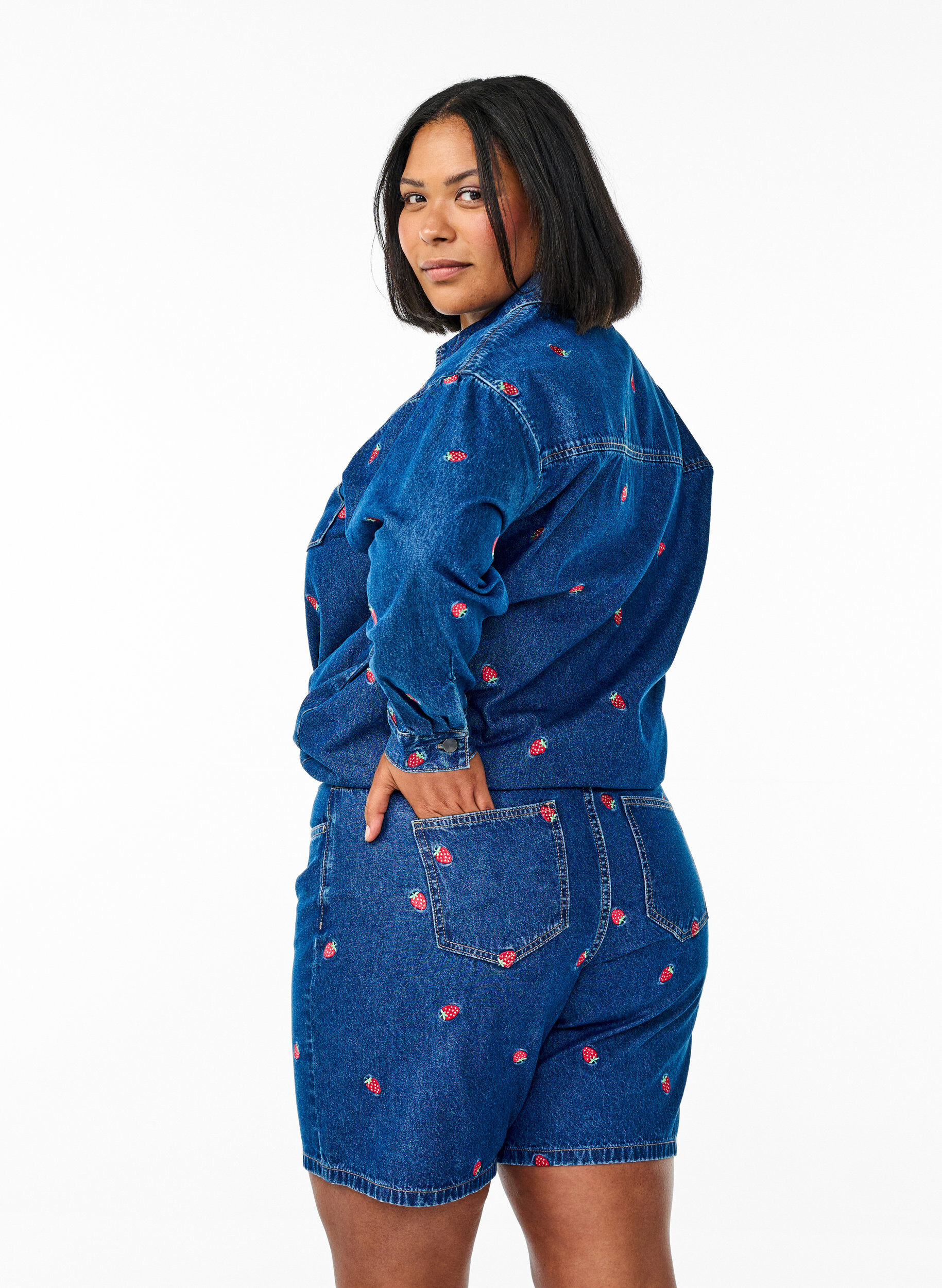 Zizzi Denim shorts med broderede motiver, Bl&aring;, Model image number 1