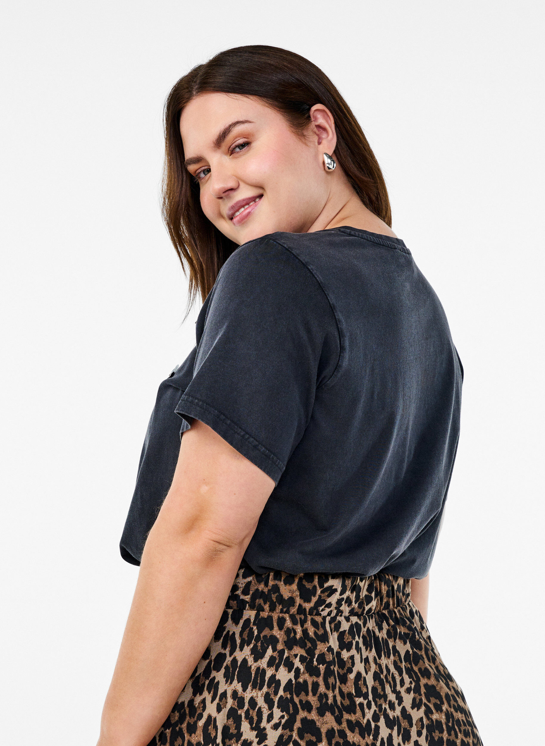 Zizzi Washed t-shirt med pailletblomster, Gr&aring;, Model image number 2