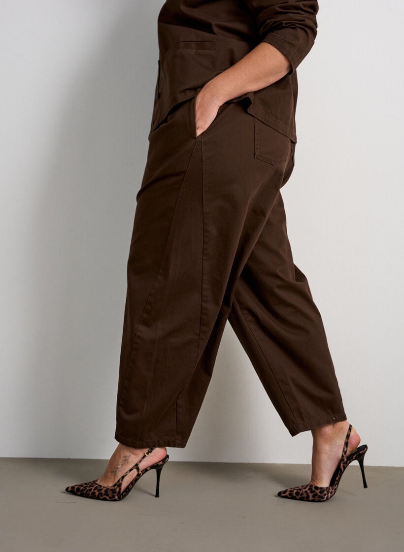 Barrel jeans med h&oslash;j talje og elastisk linning, Brun, Model image number 2