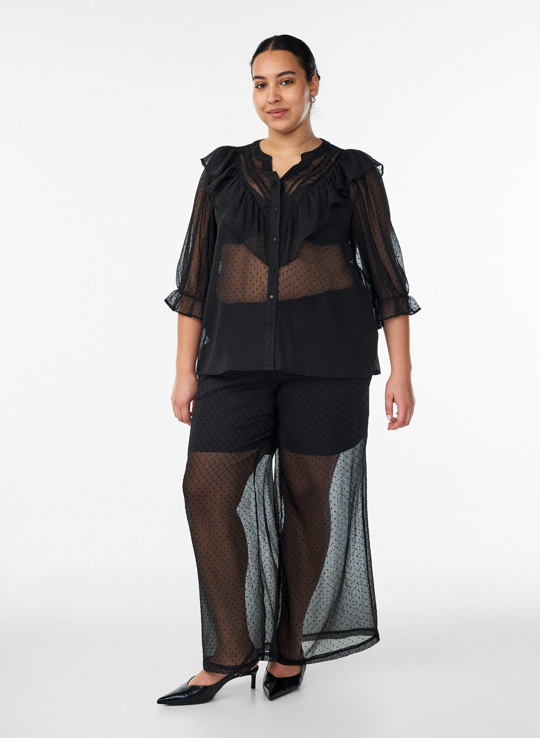 ZizziTransparent skjortebluse med prikker og fl&aelig;sedetaljer, Sort, Model image number 1